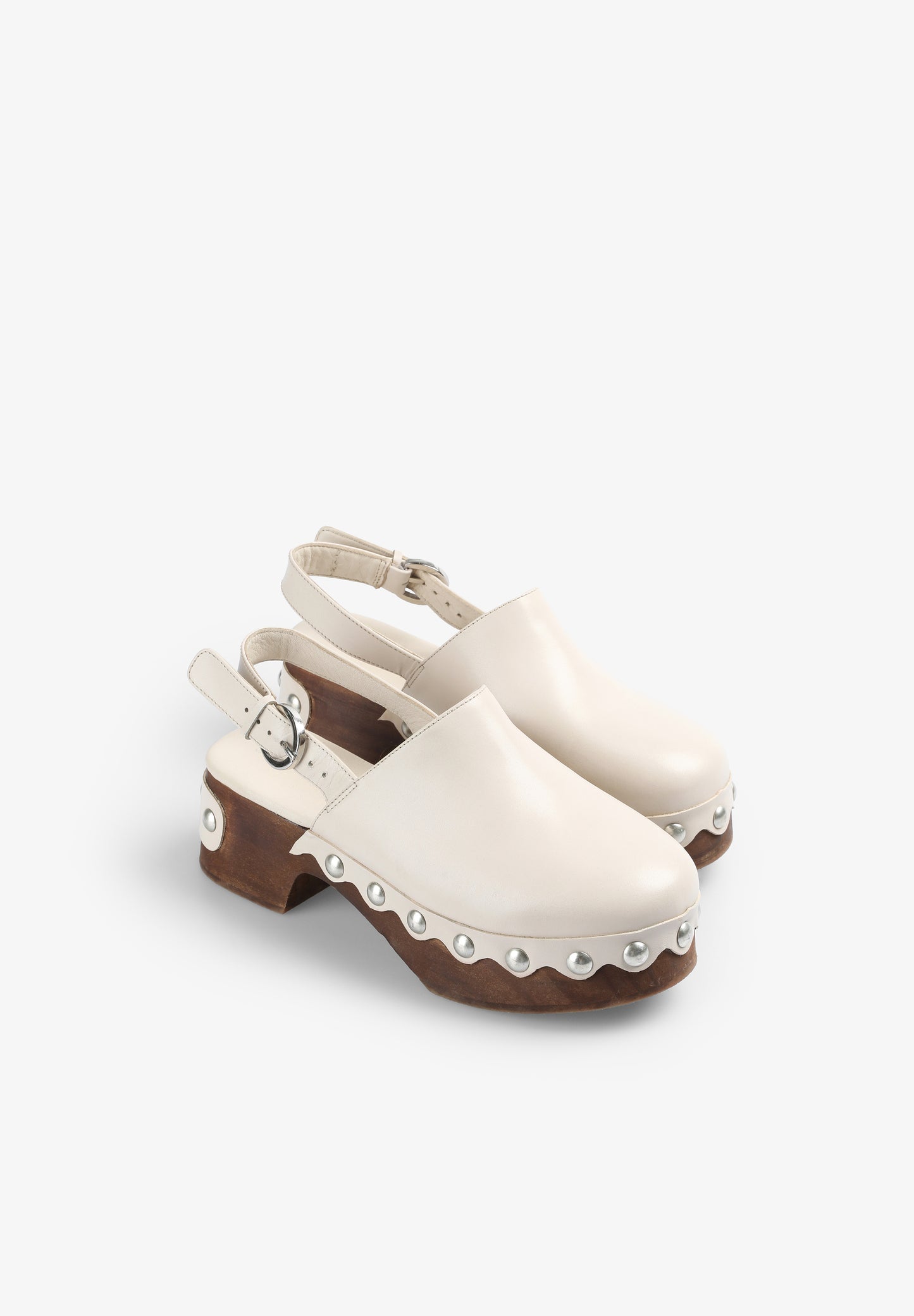ZUECO PIEL TACHUELAS