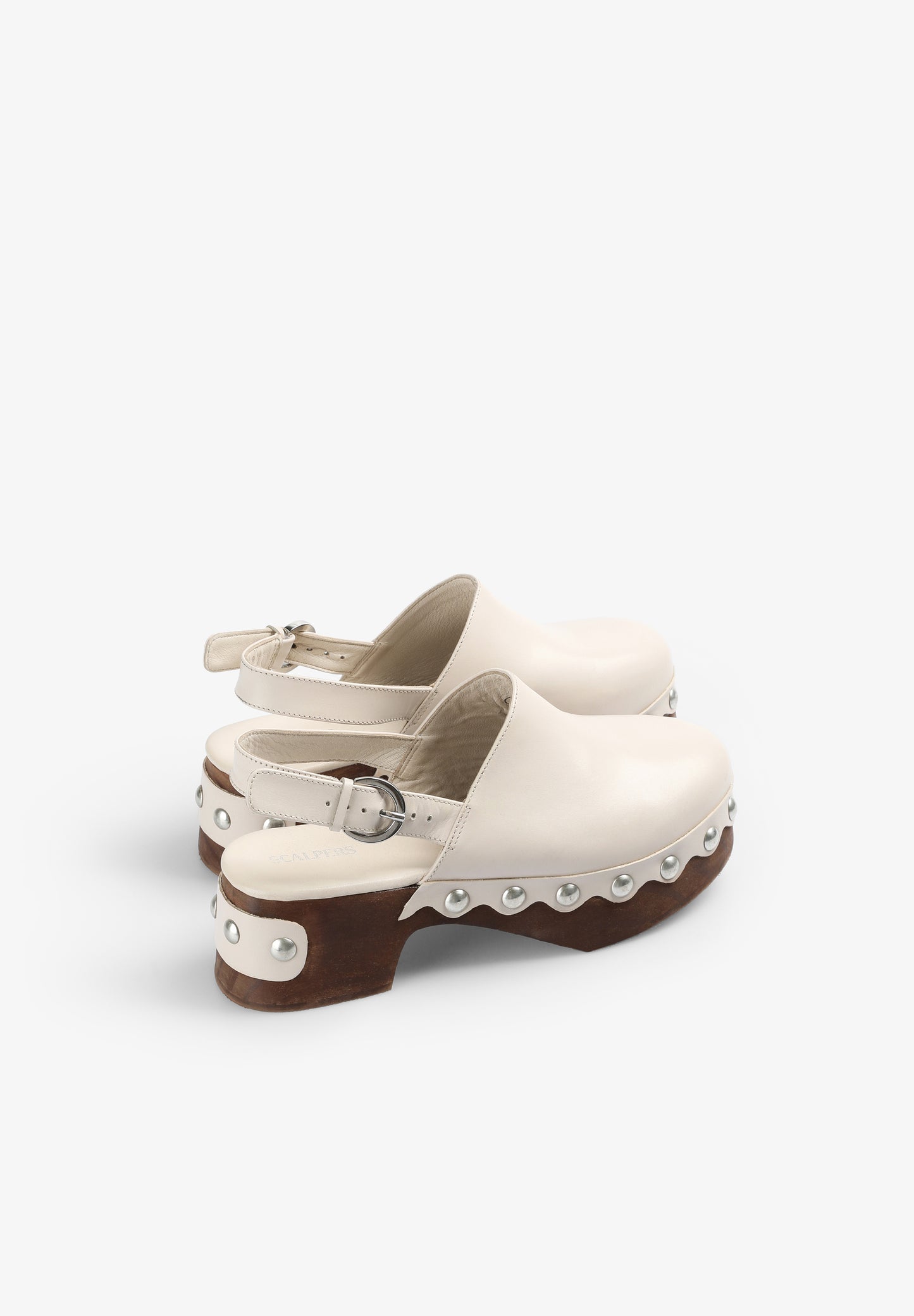 ZUECO PIEL TACHUELAS