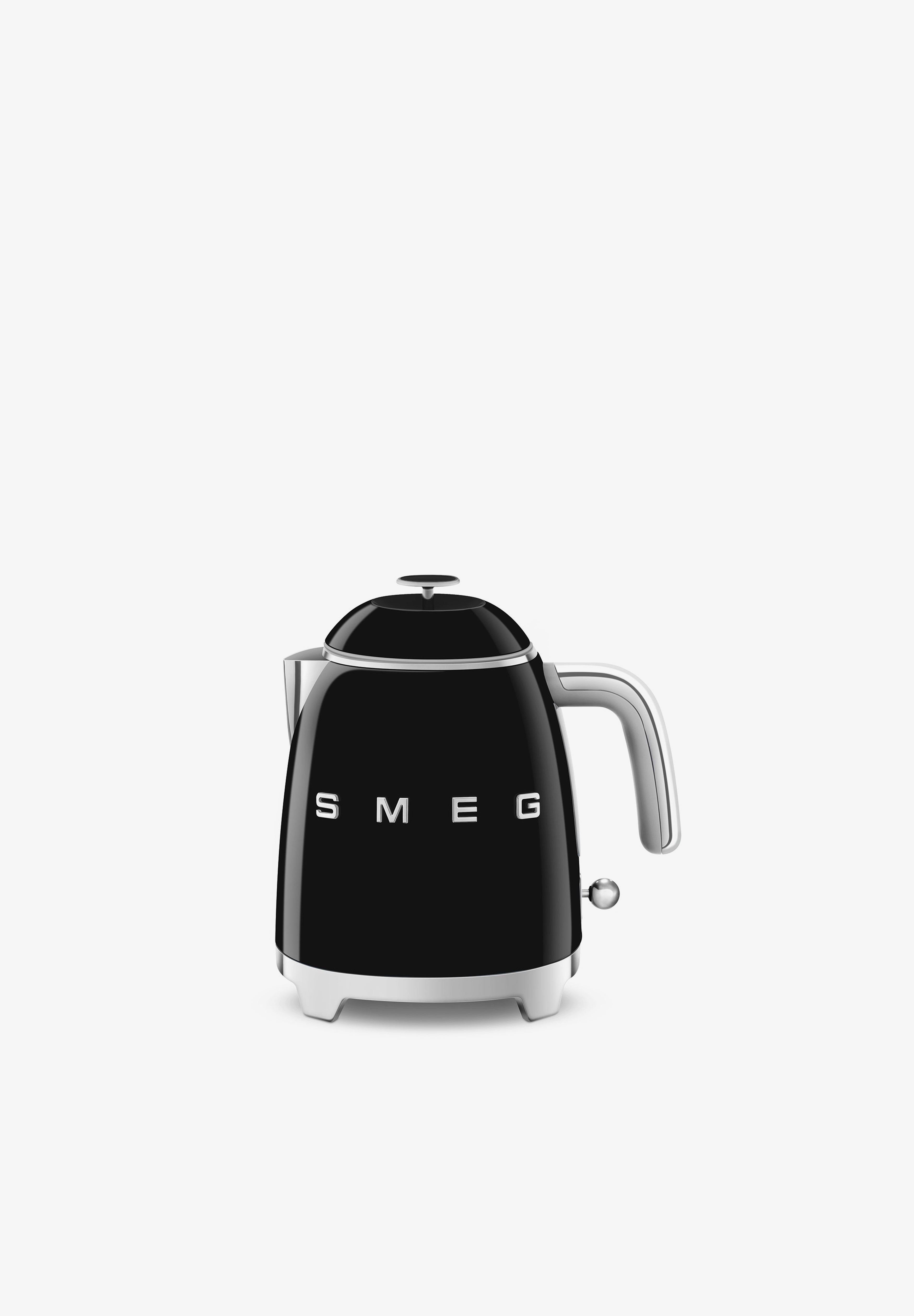 Smeg España - Con su aspecto elegante y colorido, el mini hervidor Smeg  KLF05 de la línea 50 Style es un objeto icónico con un diseño inconfundible  ❤️ #smeg #smeg50style #smegspain