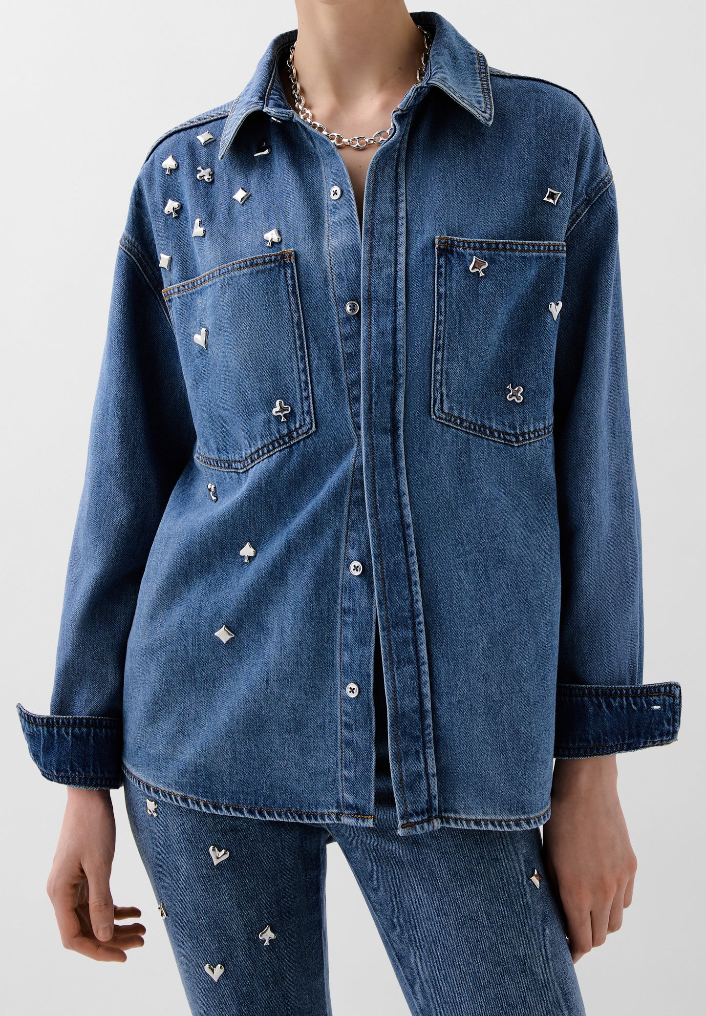 CAMISA DENIM TACHUELAS