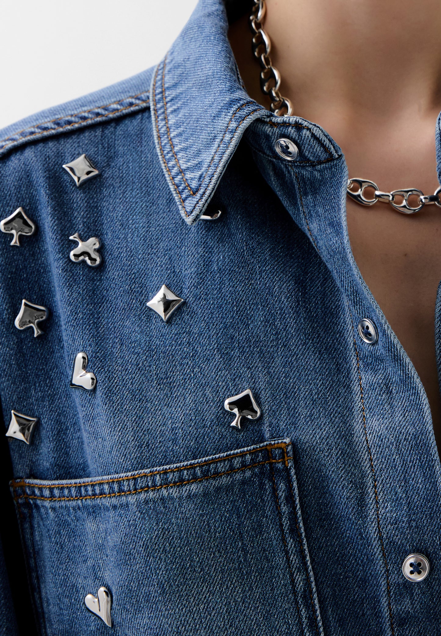 CAMISA DENIM TACHUELAS