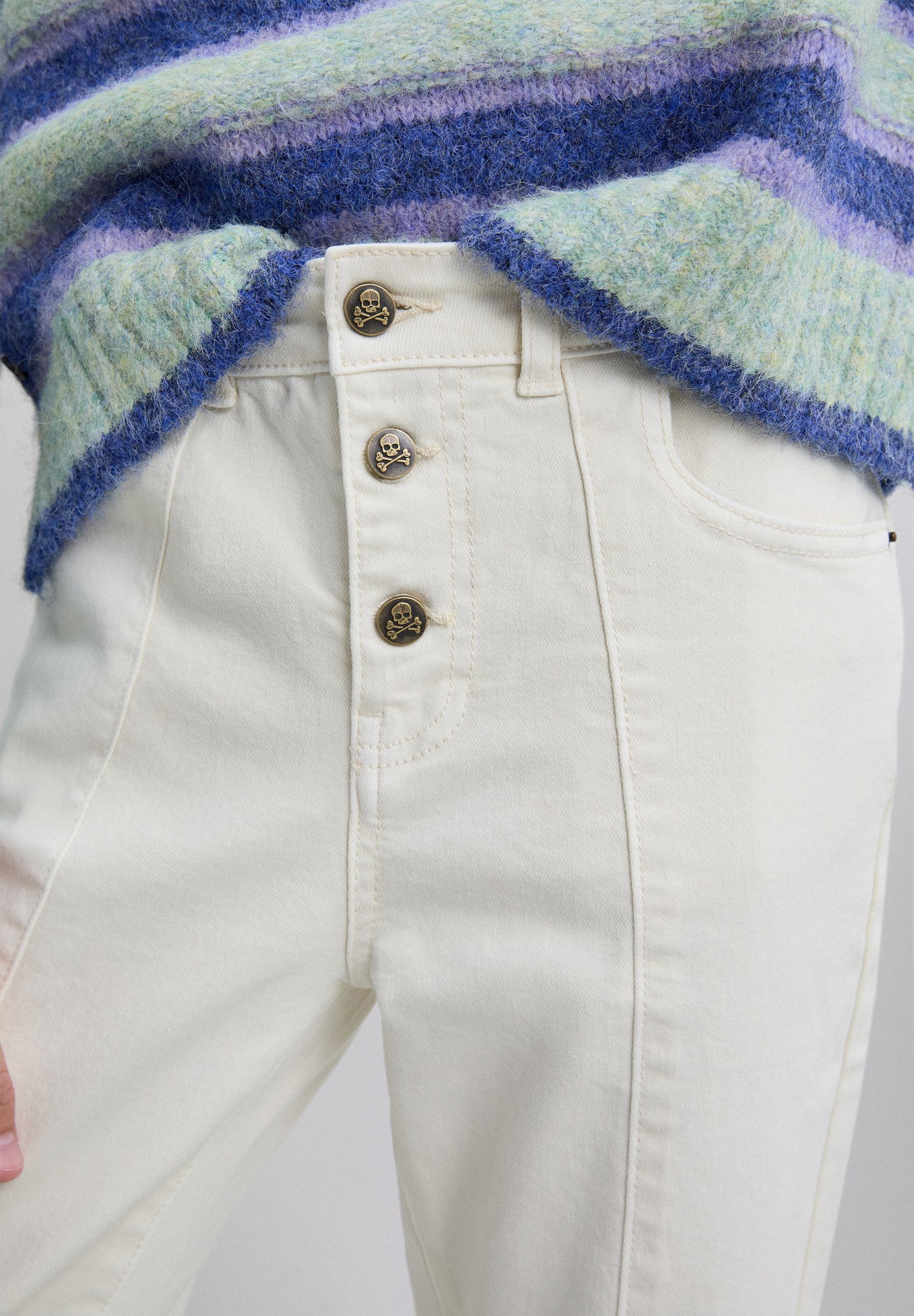 PANTALÓN DENIM CORTE FLARE