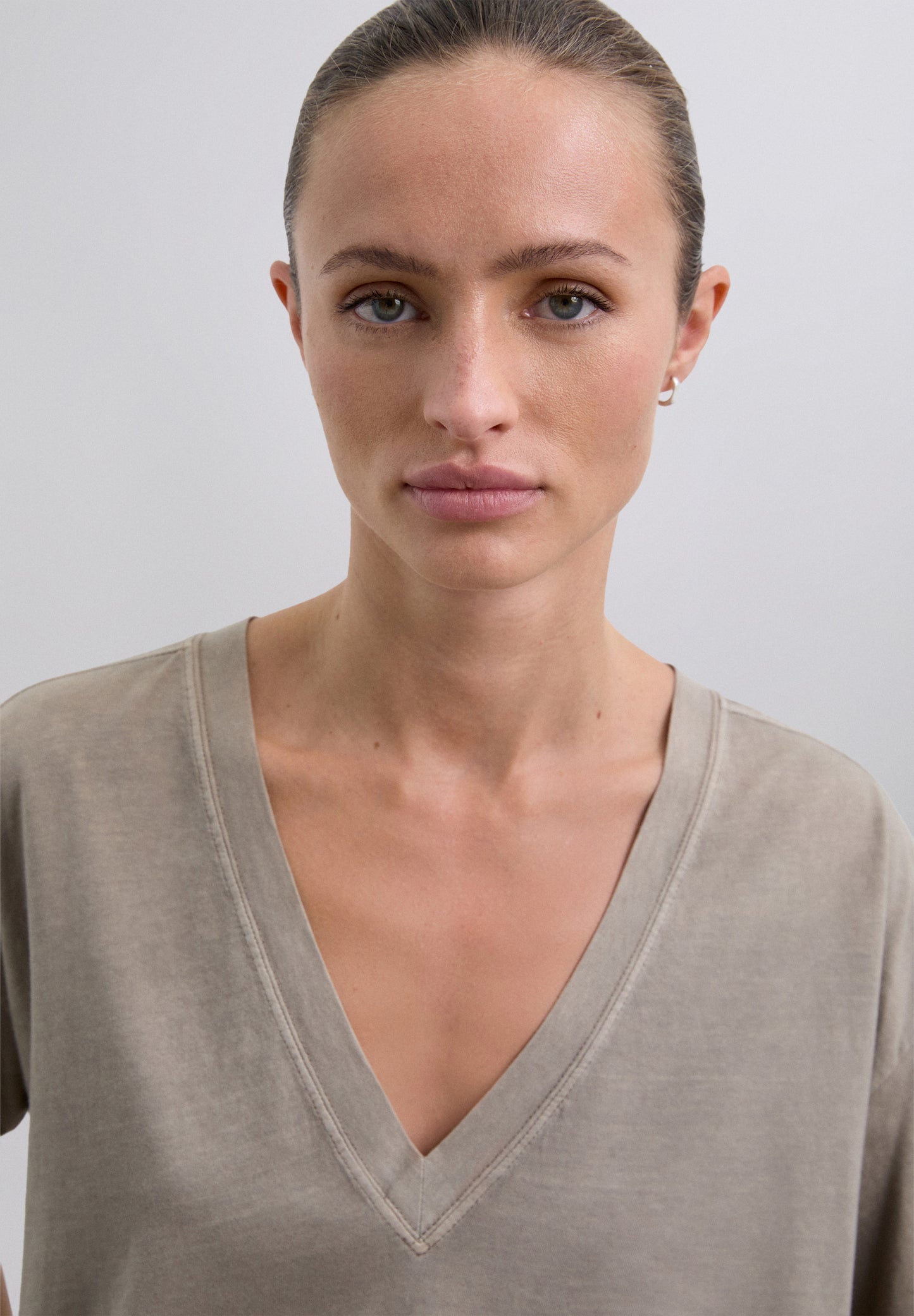 CAMISETA BÁSICA CUELLO PICO