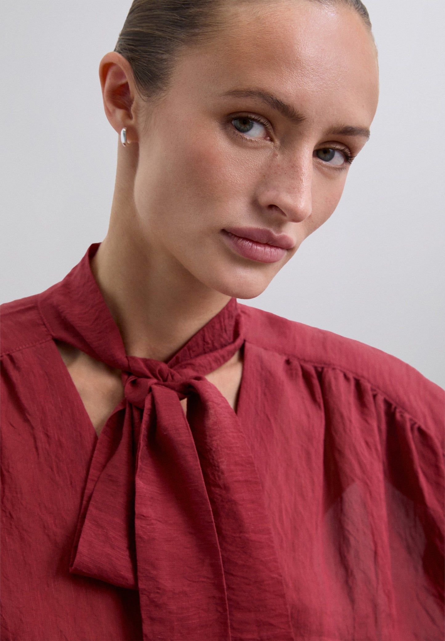 BLUSA DETALLE LAZO FRUNCES