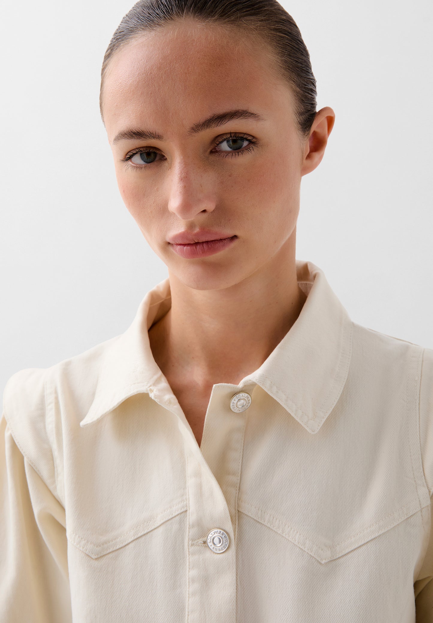 CAMISA DENIM MANGA ABULLONADA