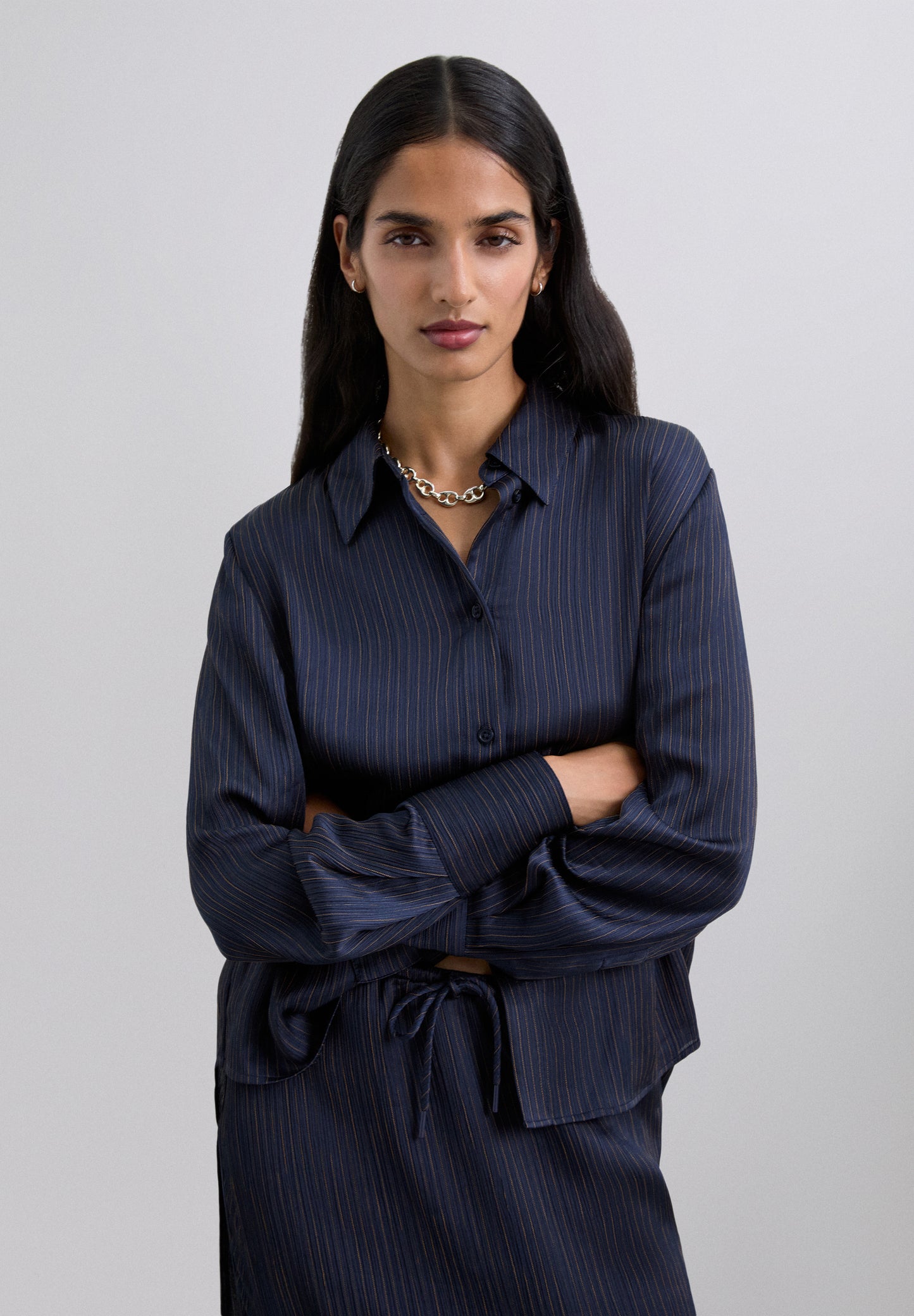 CAMISA RAYA DIPLOMÁTICA FLUIDA