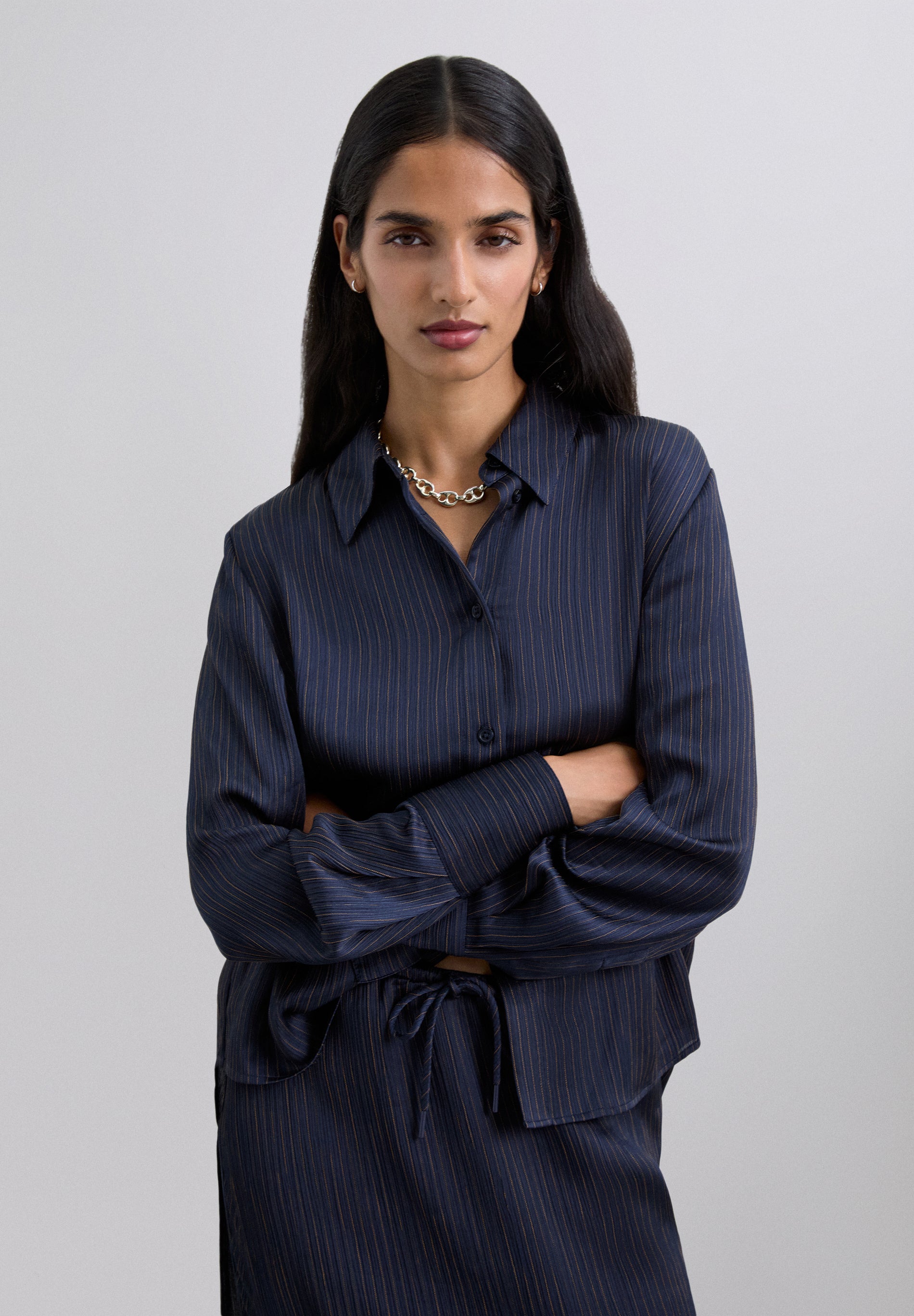 CAMISA RAYA DIPLOMÁTICA FLUIDA