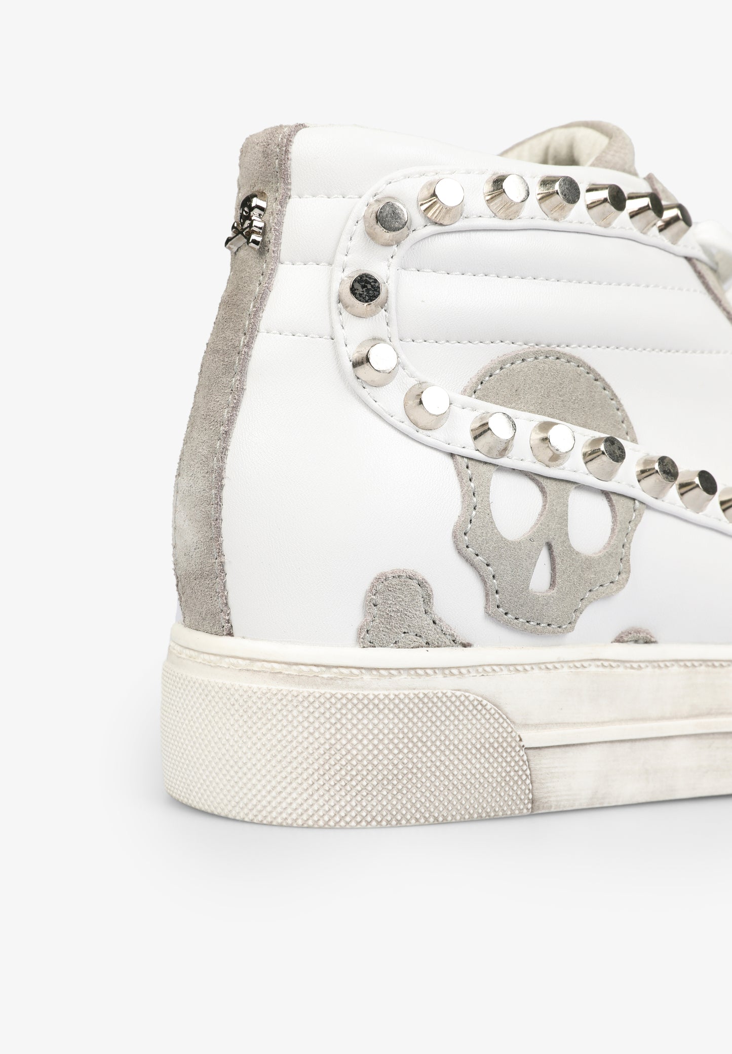 SNEAKERS ALTAS TACHUELAS