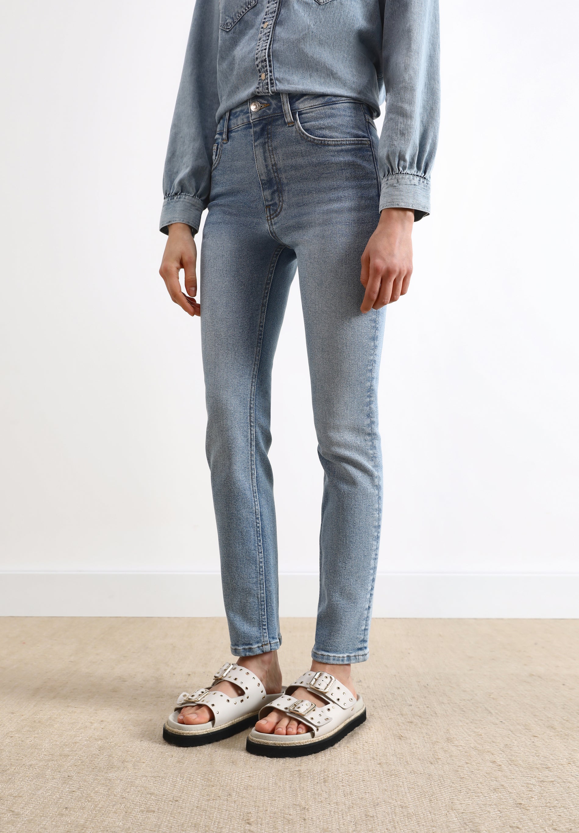 SANDALIAS HEBILLAS TACHUELAS