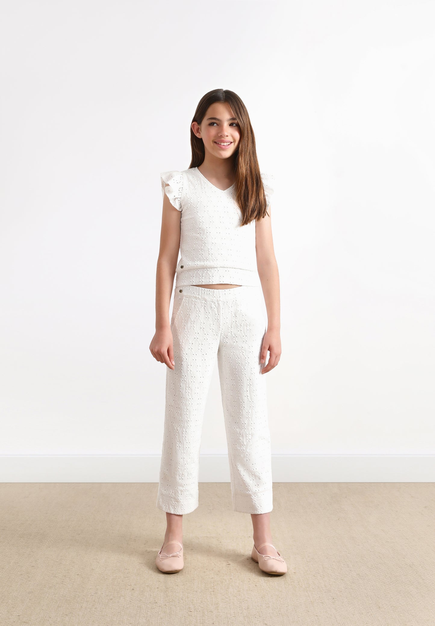 PANTALÓN DETALLES CALADOS