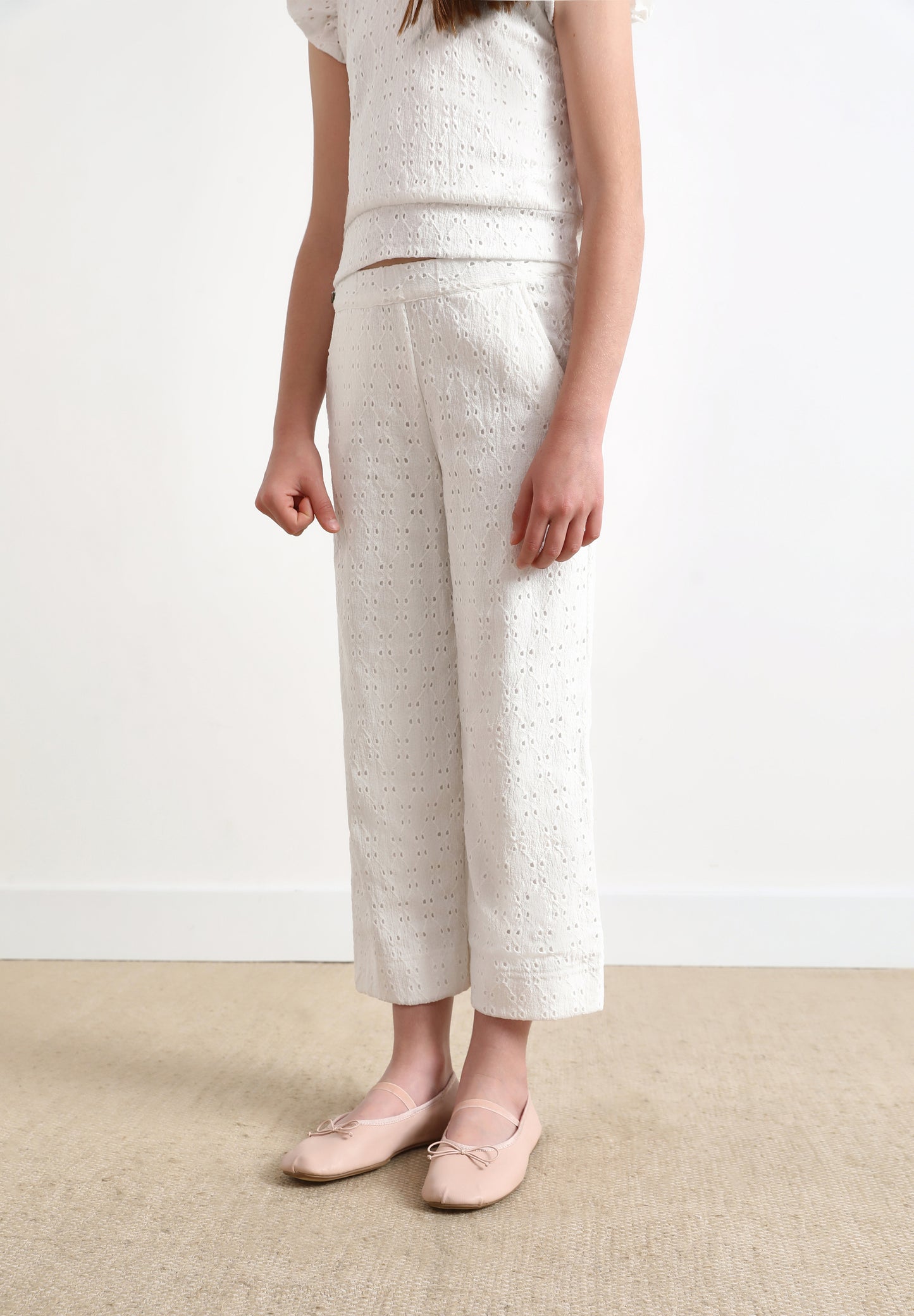 PANTALÓN DETALLES CALADOS