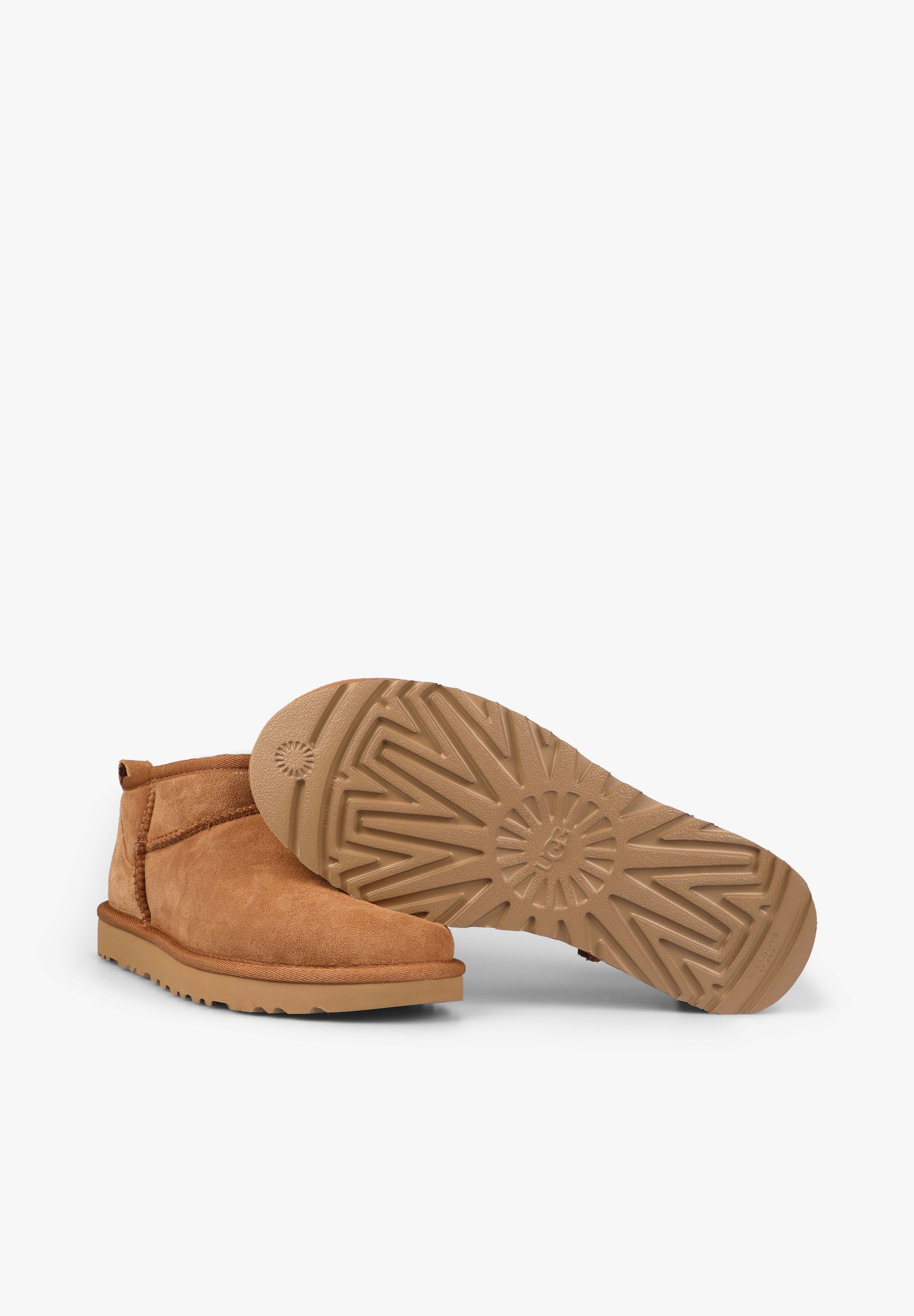 UGG | BOTAS CLASSIC ULTRA MINI MUJER - Scalpers