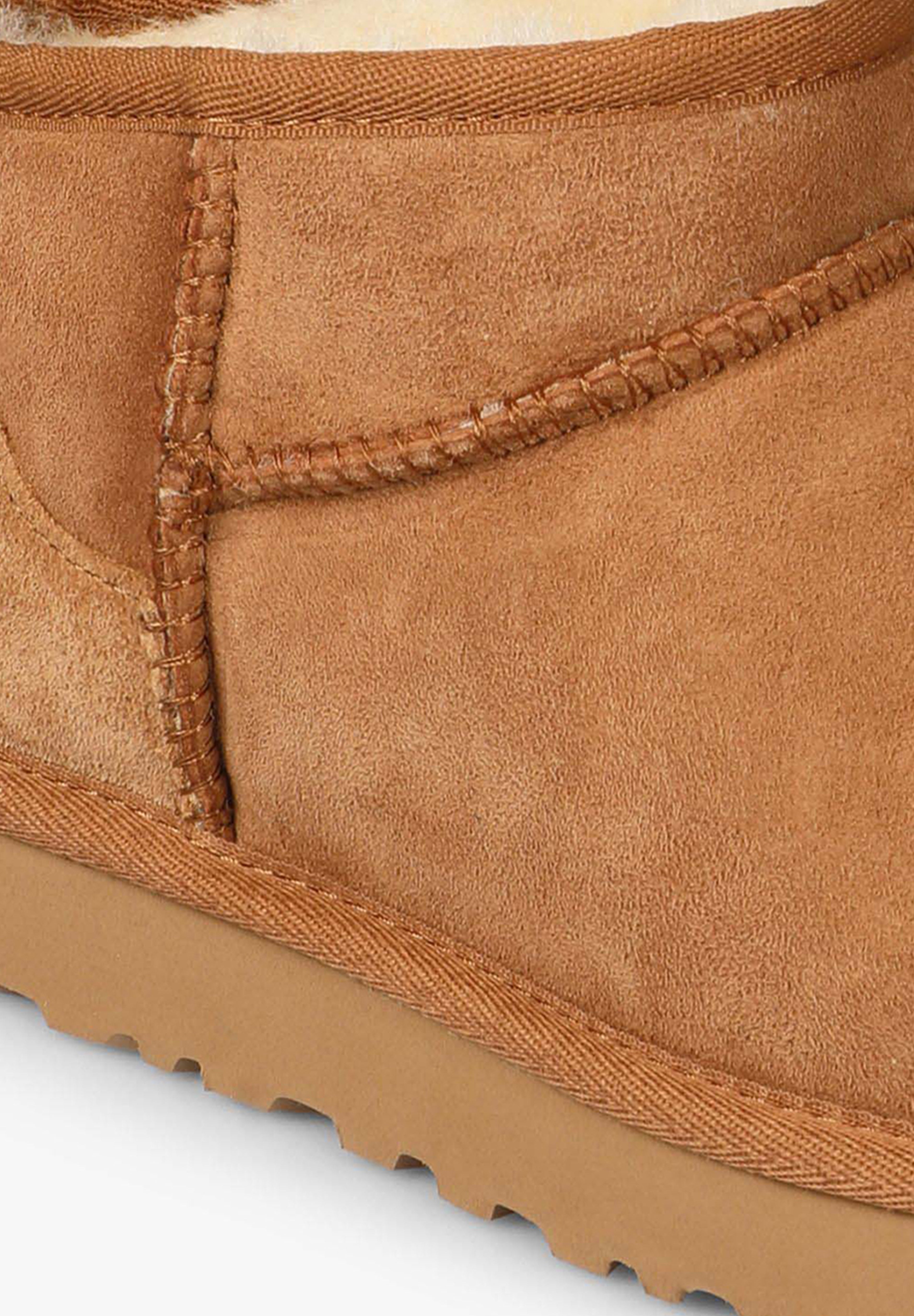 UGG | BOTAS CLASSIC ULTRA MINI MUJER - Scalpers