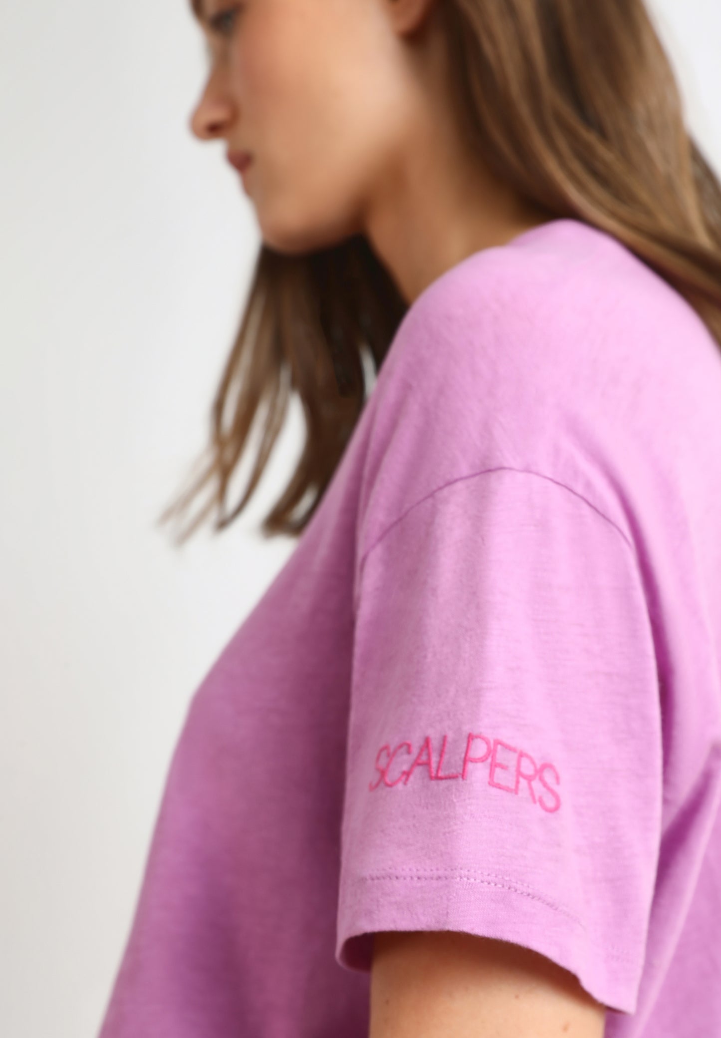 CAMISETA BÁSICA DETALLE MANGA