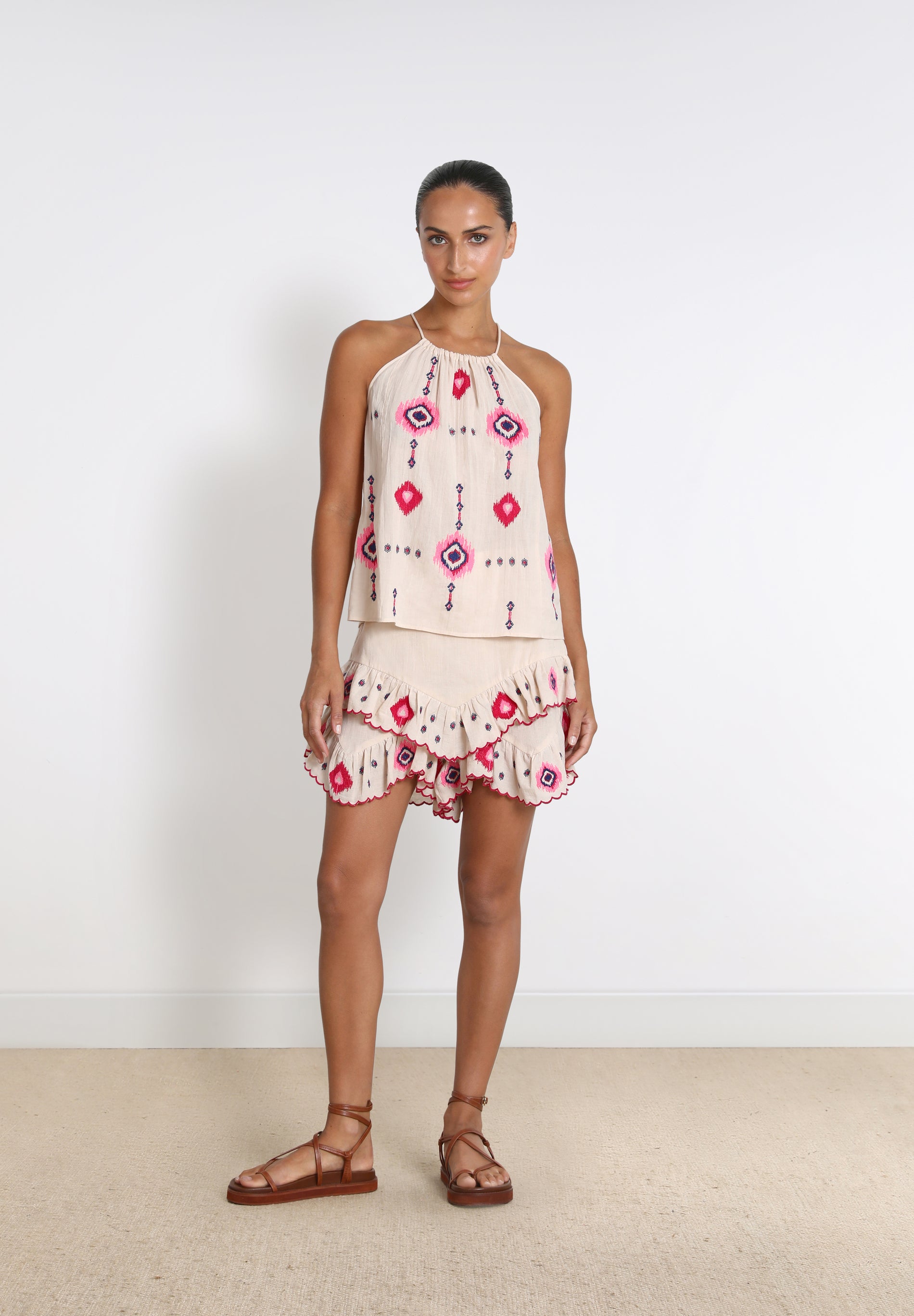 SHORT VOLANTES BORDADOS