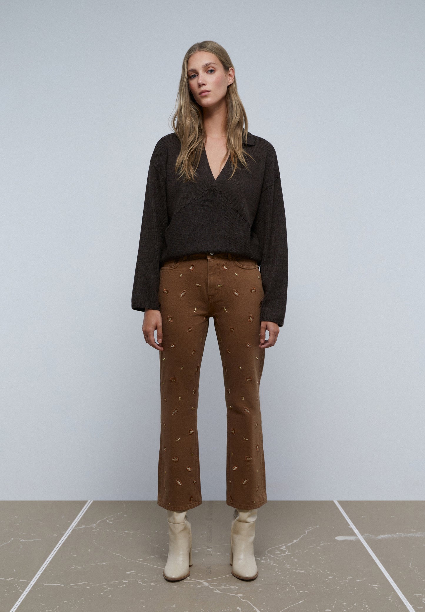 JEANS FLARE DETALLE BORDADOS