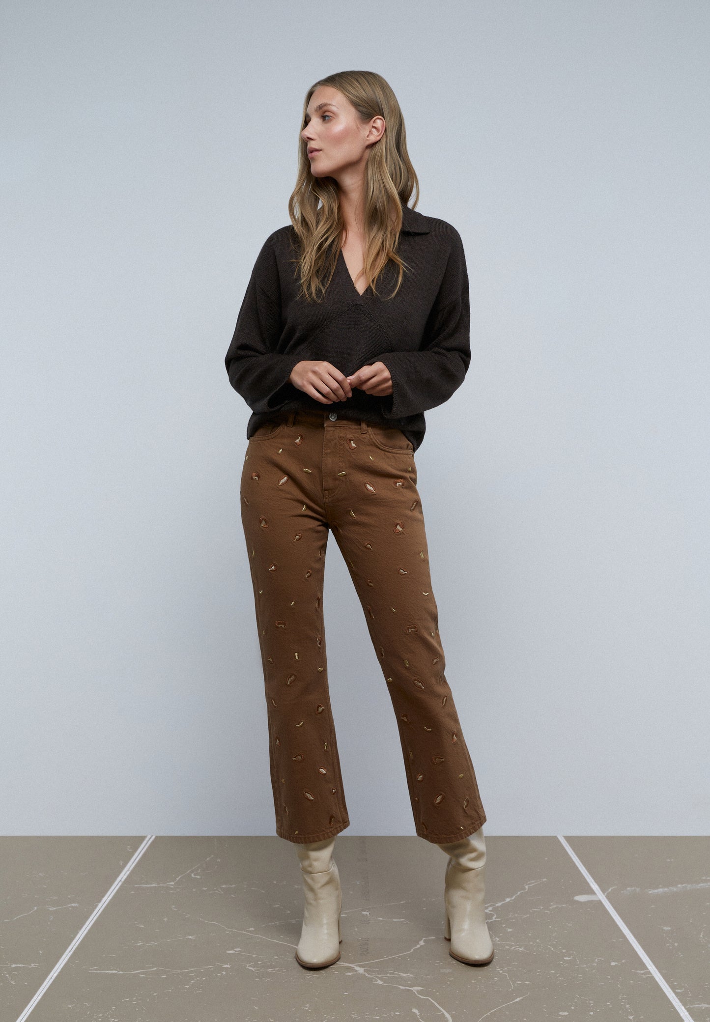 JEANS FLARE DETALLE BORDADOS