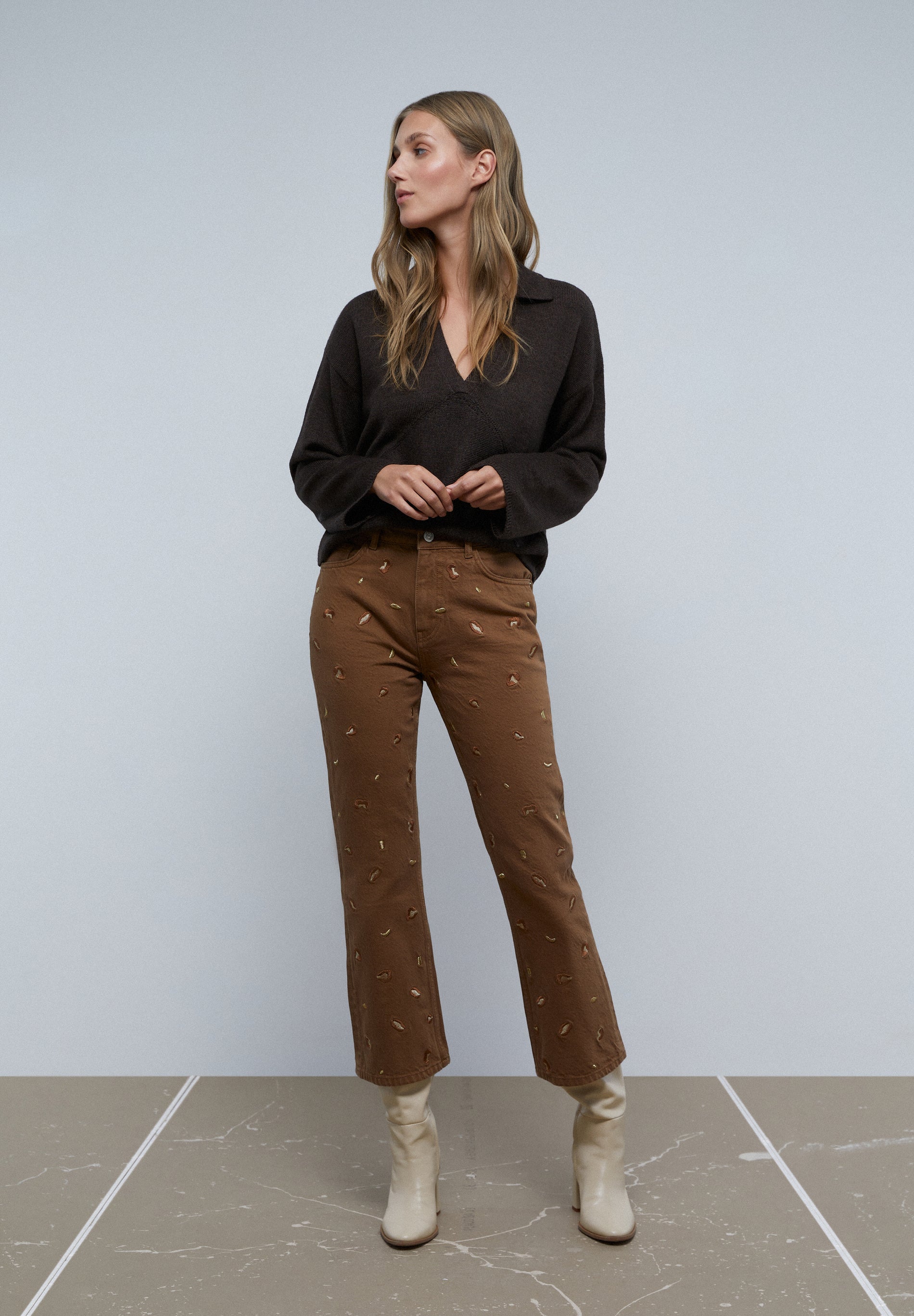 JEANS FLARE DETALLE BORDADOS