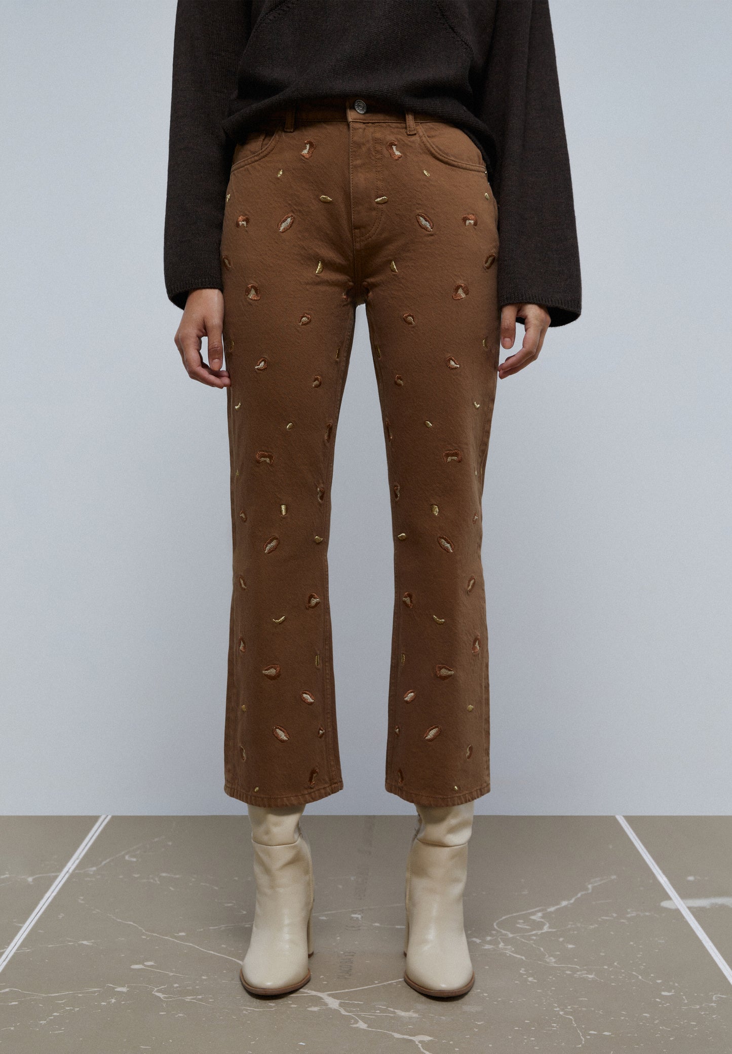 JEANS FLARE DETALLE BORDADOS