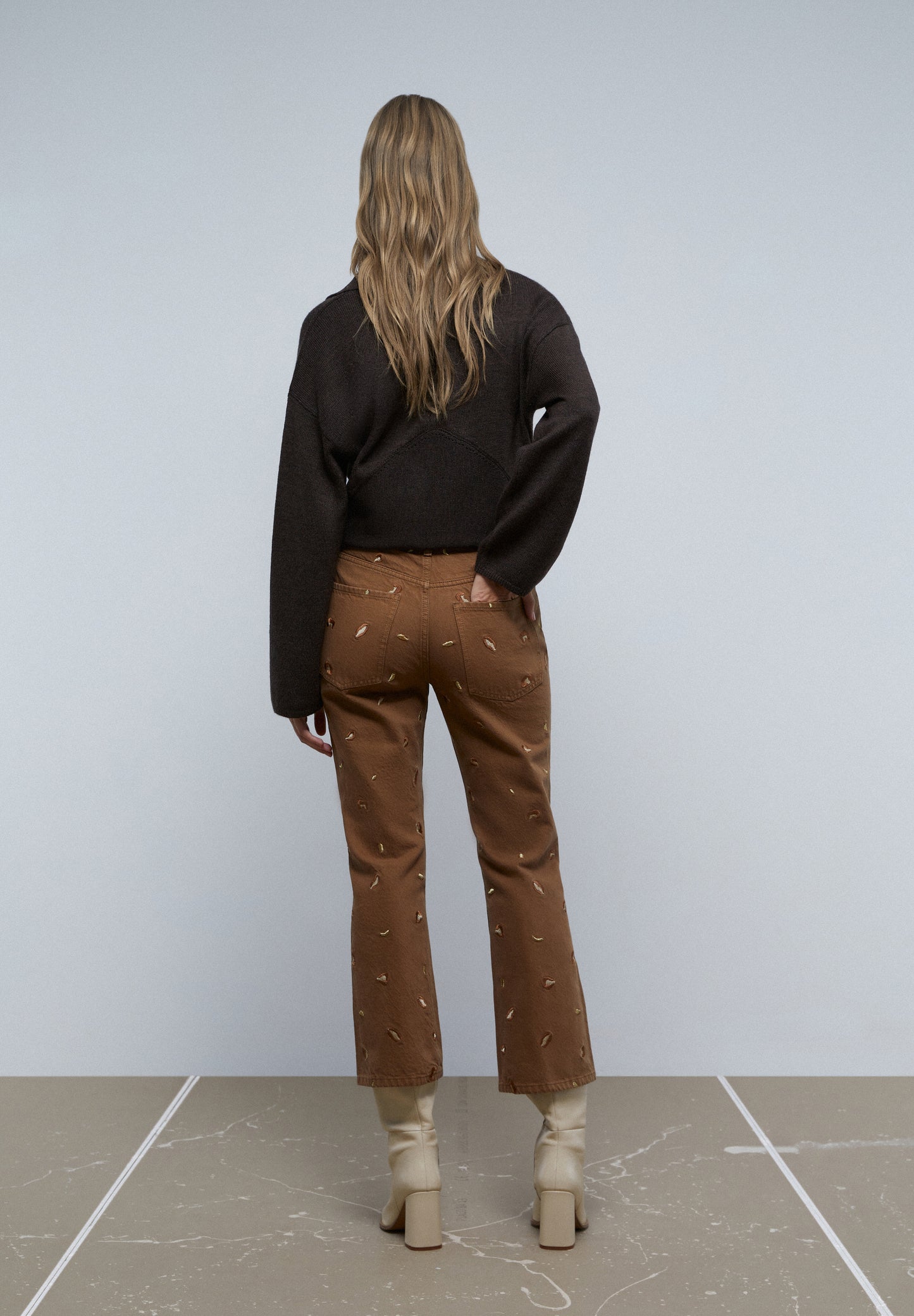 JEANS FLARE DETALLE BORDADOS