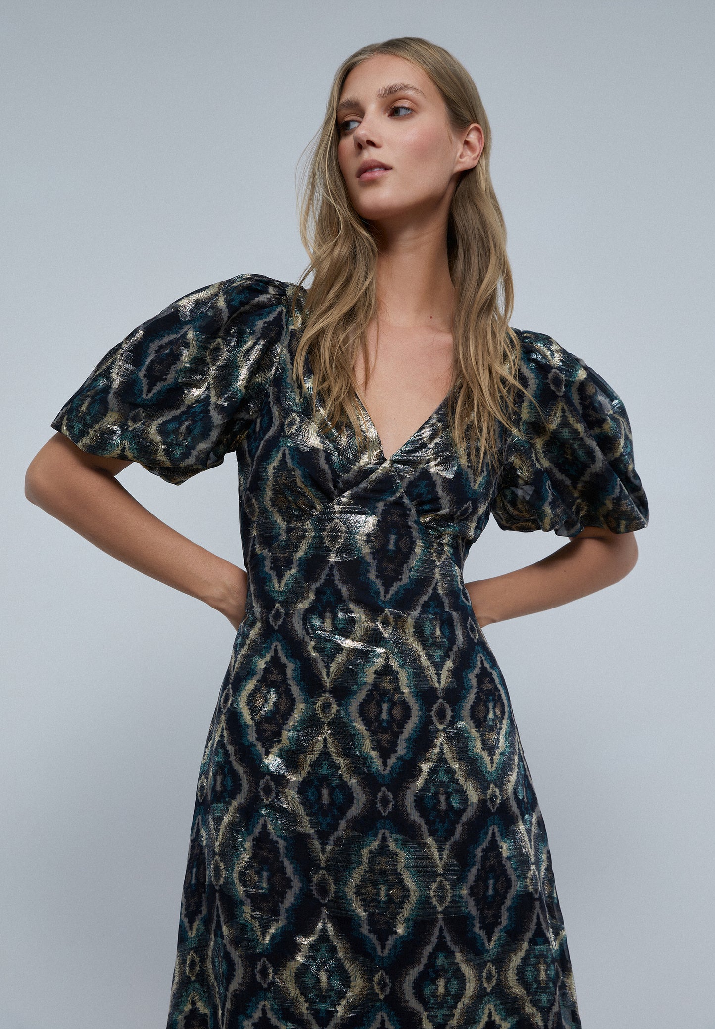 VESTIDO MIDI MANGA ABULLONADA