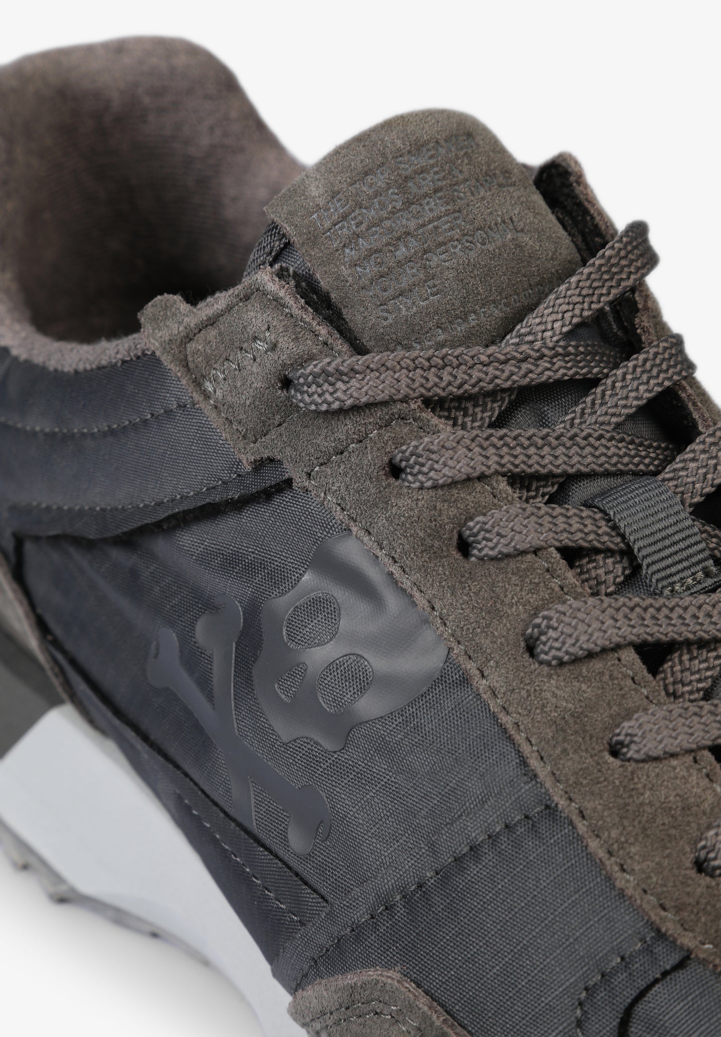 SNEAKERS CALAVERA LATERAL TONO