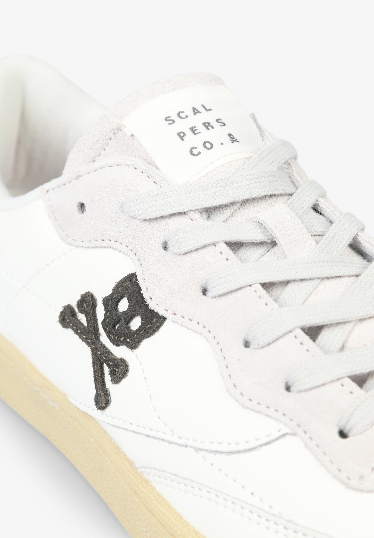 SNEAKERS DETALLE TALÓN