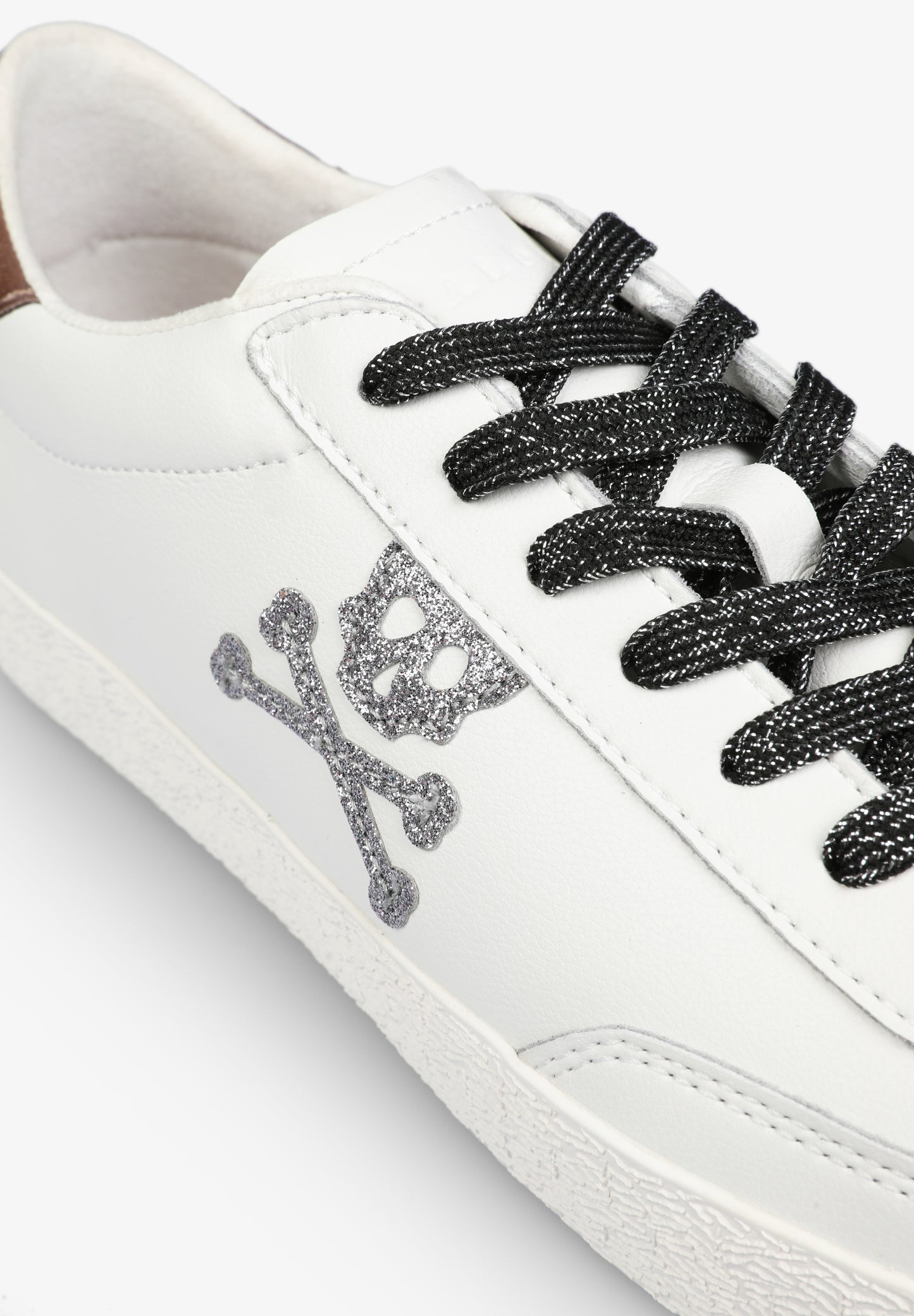 SNEAKERS BAJAS DETALLE METALIZADO