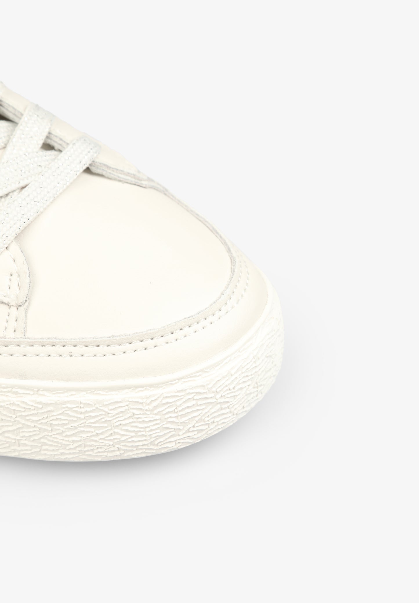 SNEAKERS BAJAS DETALLE METALIZADO