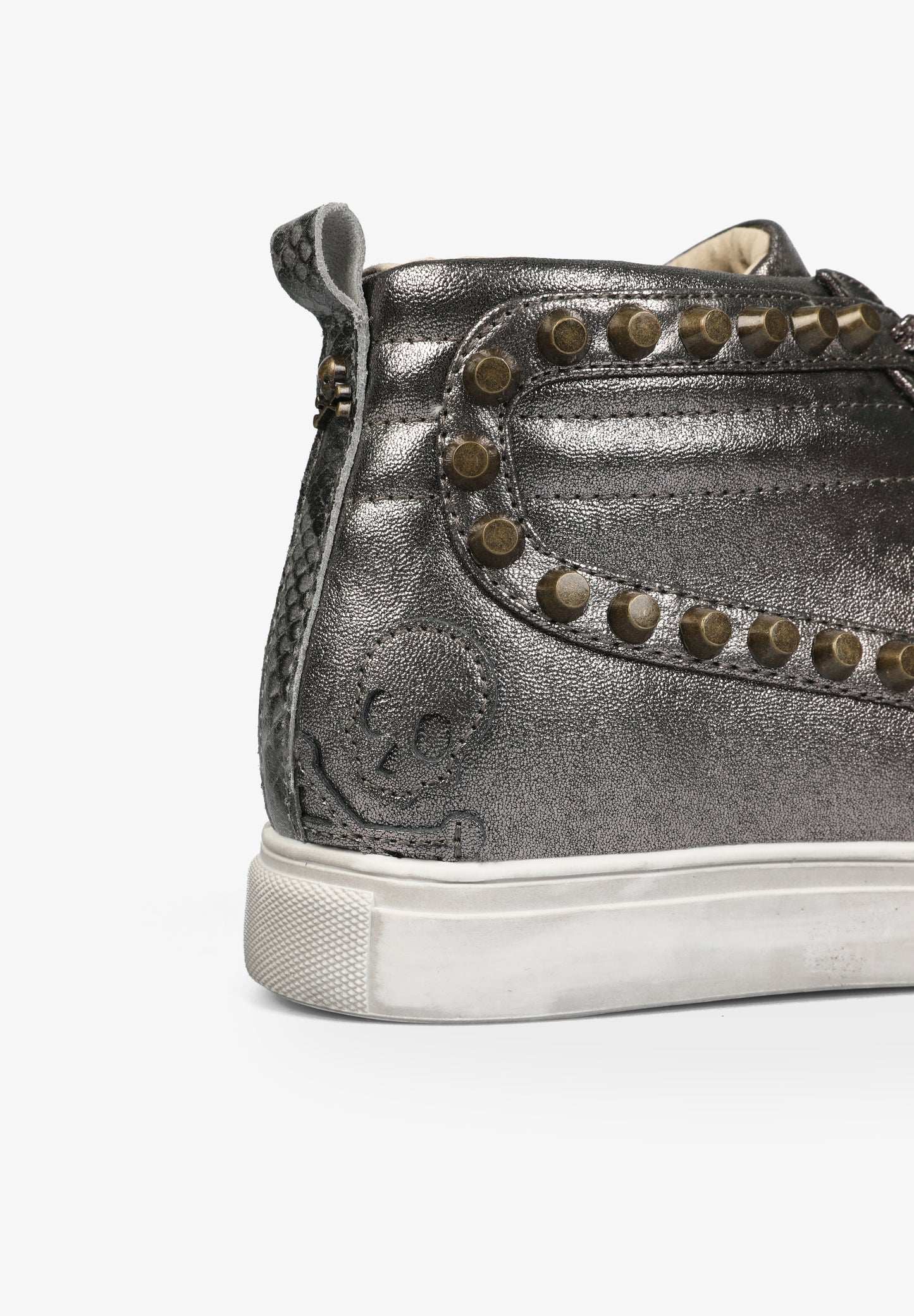 SNEAKERS ALTAS METALIZADAS TACHUELAS