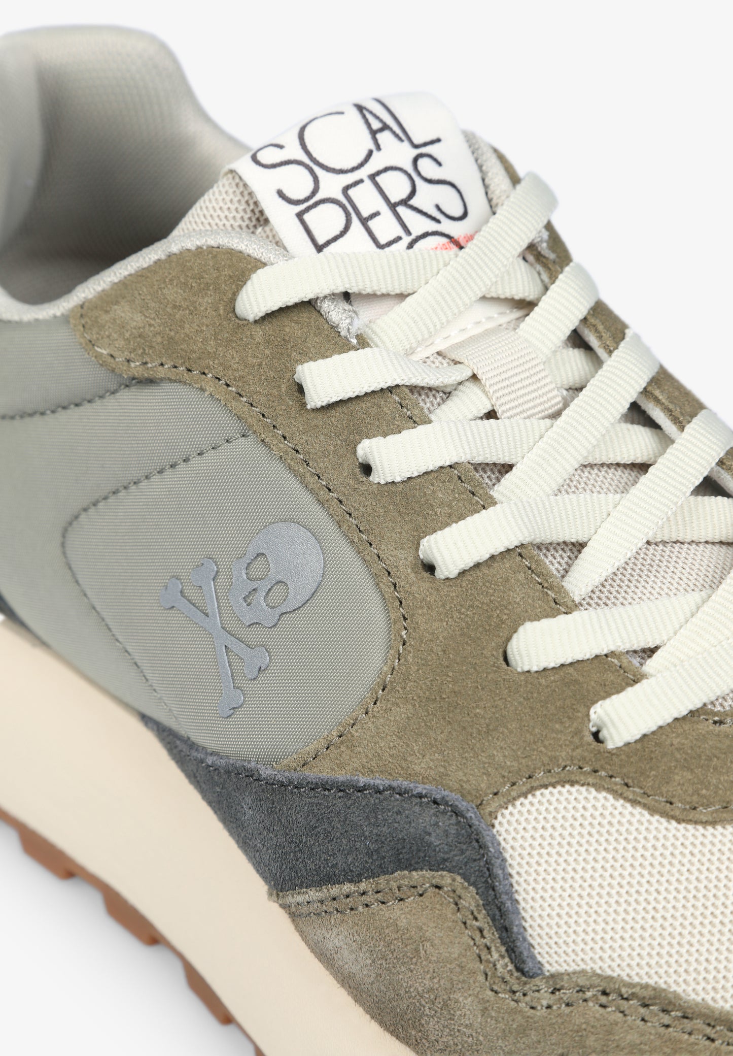 SNEAKERS DETALLE METALIZADO