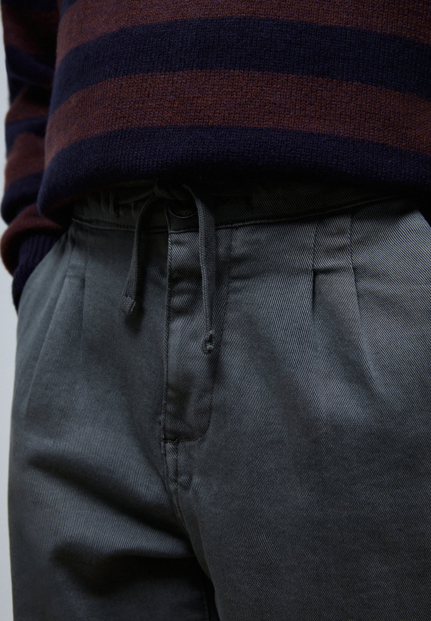PANTALÓN CHINO PINZAS