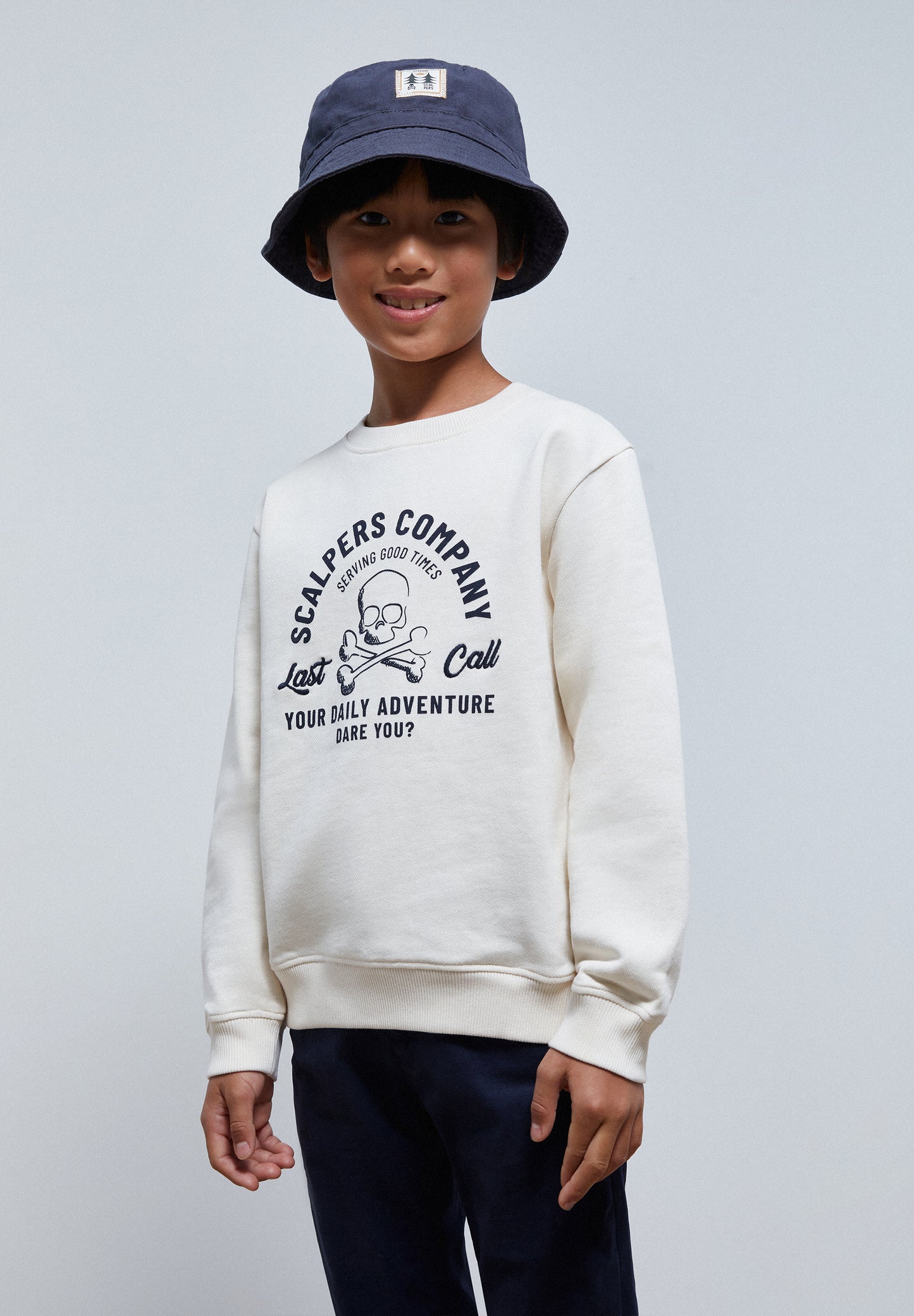 SUDADERA PRINT Y BORDADOS