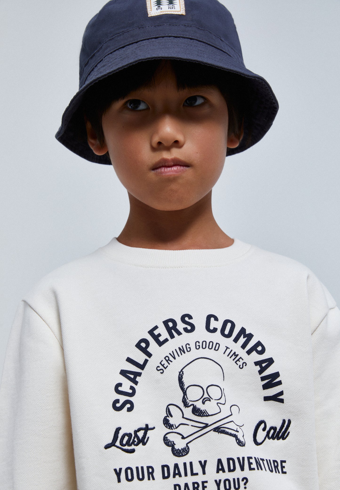 SUDADERA PRINT Y BORDADOS