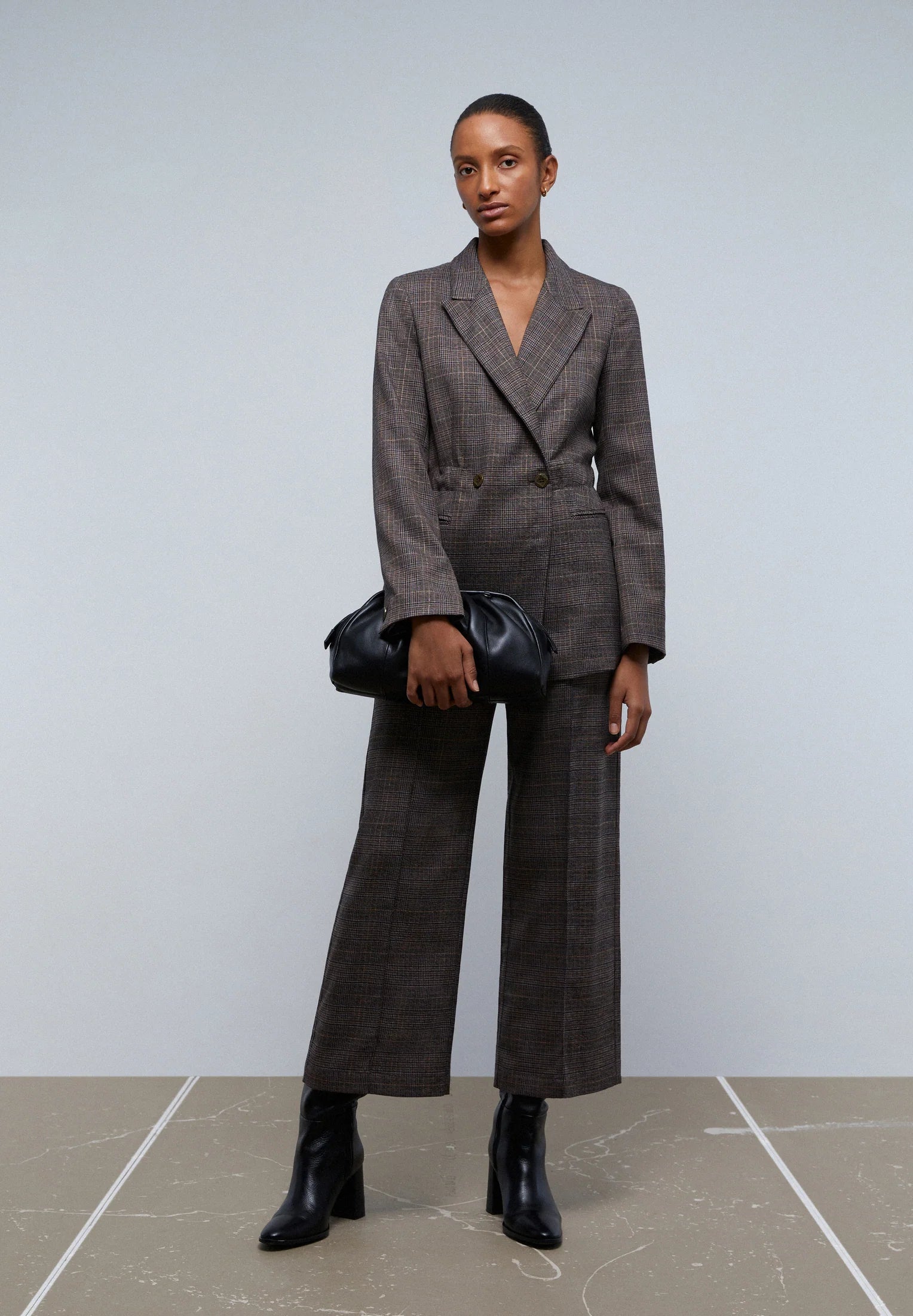 PANTALÓN CUADROS PERNERA CRUZADA