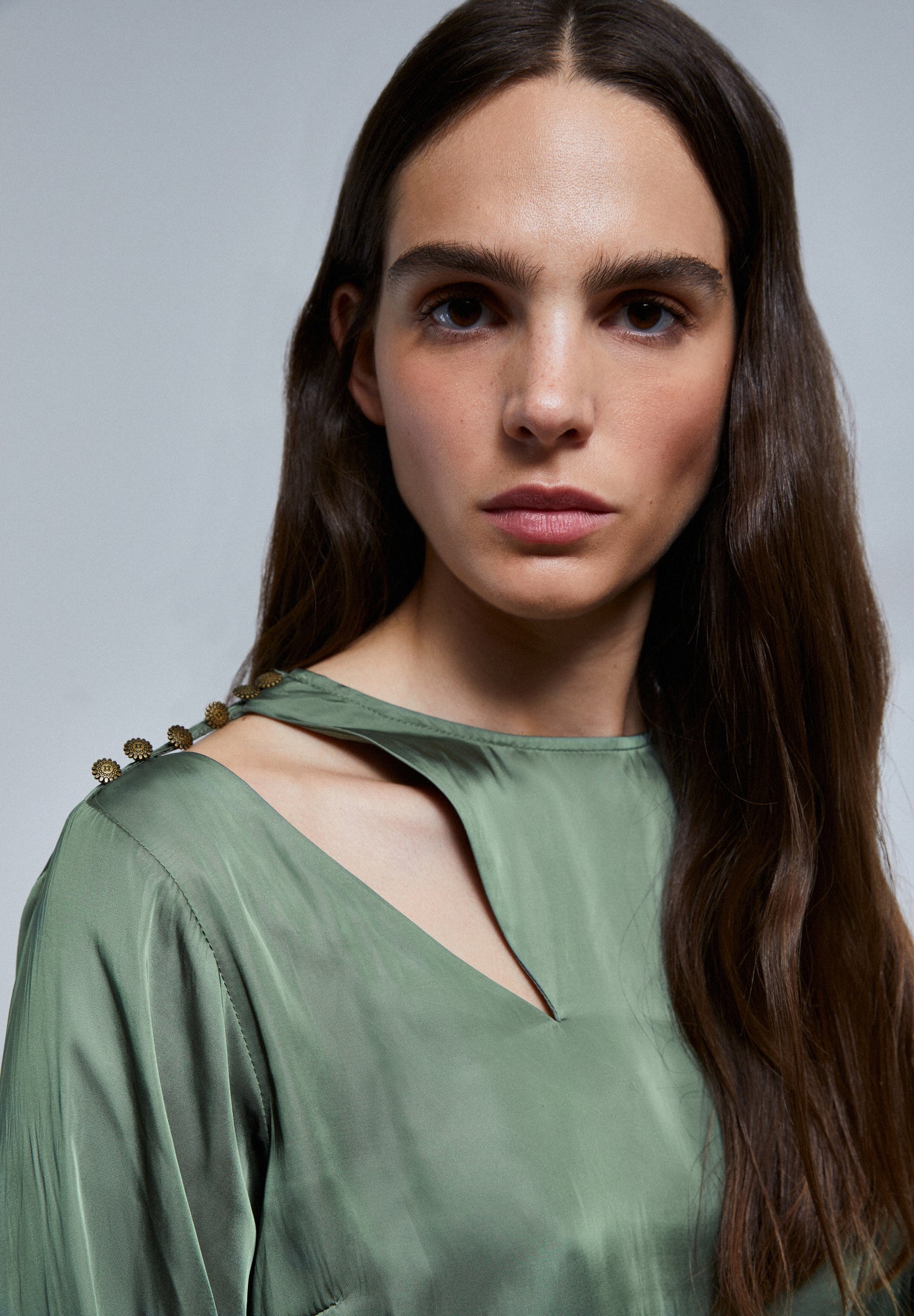 BLUSA SATINADA ABERTURA HOMBRO