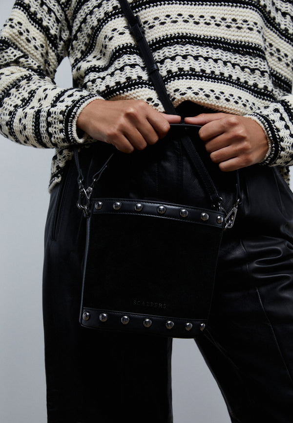 BOLSO CUBO ANTE TACHUELAS