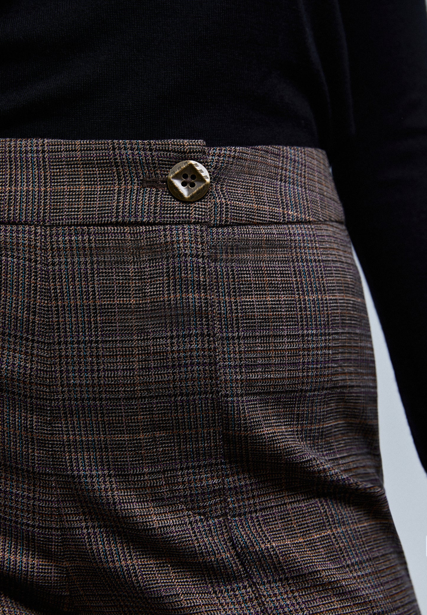 PANTALÓN CUADROS PERNERA CRUZADA