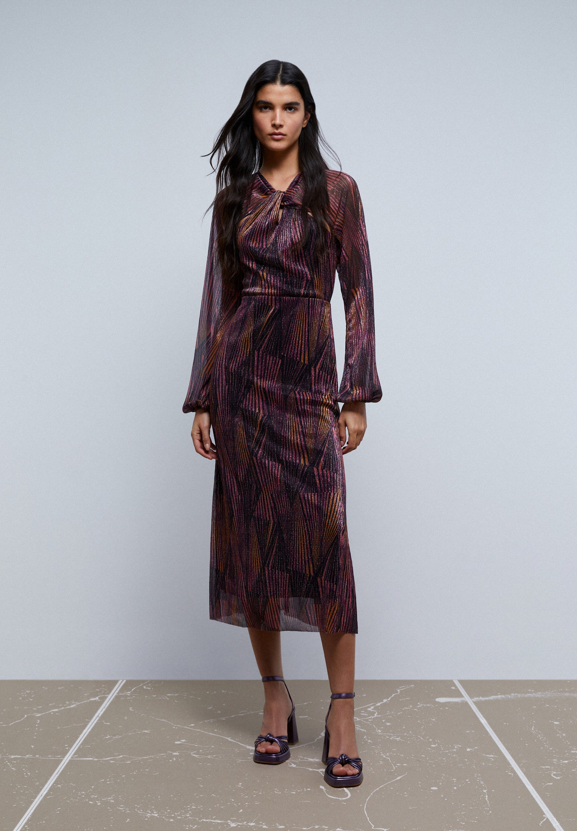 VESTIDO ESCOTE ABERTURAS