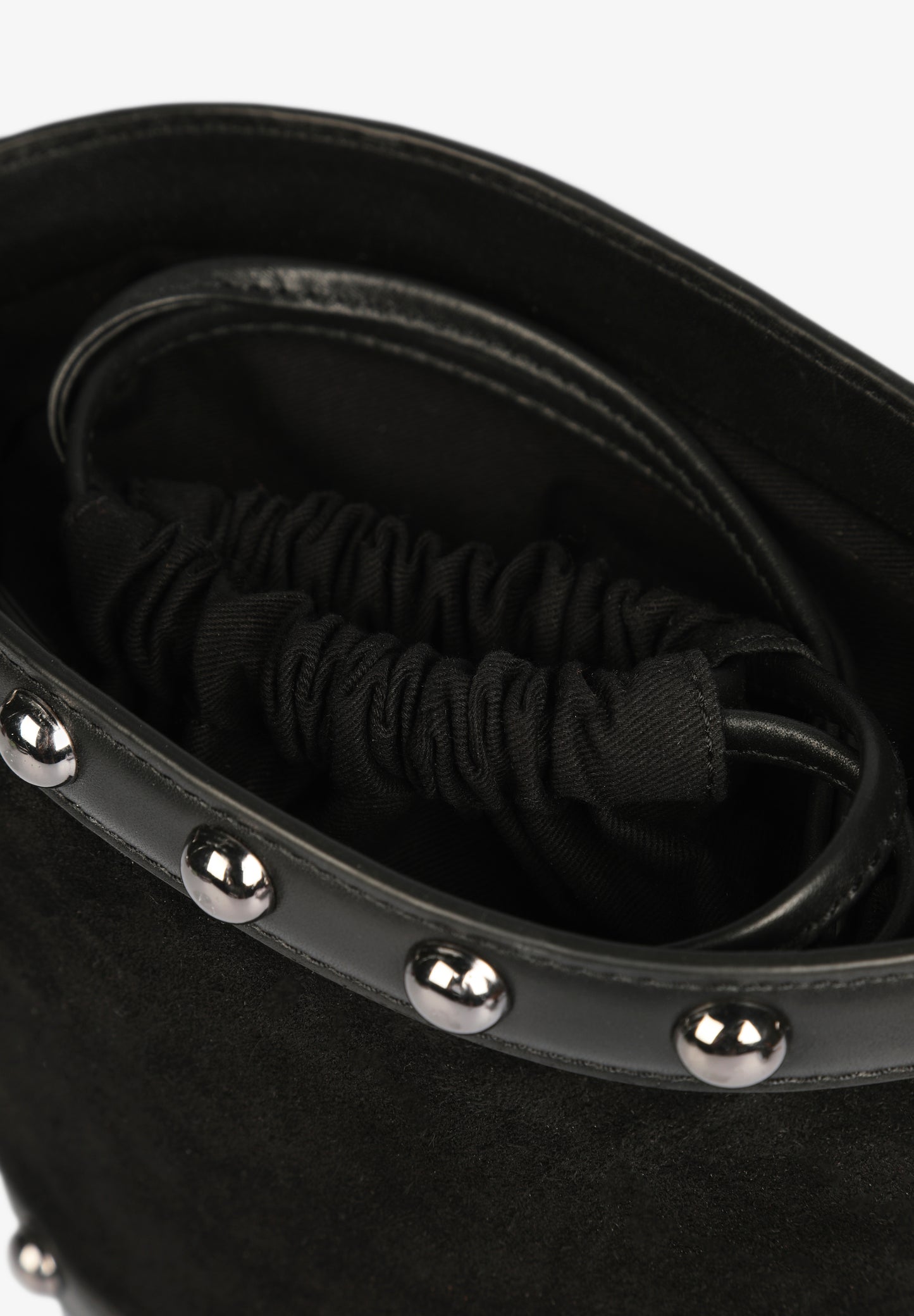 BOLSO CUBO ANTE TACHUELAS