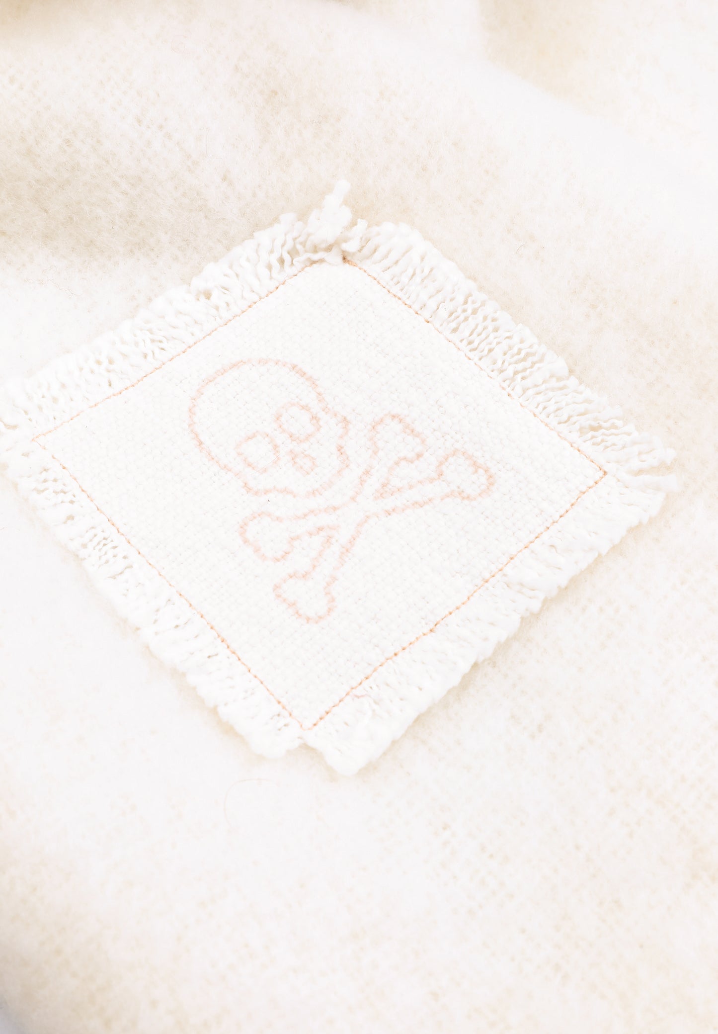 BUFANDA DETALLE PARCHE CALAVERA