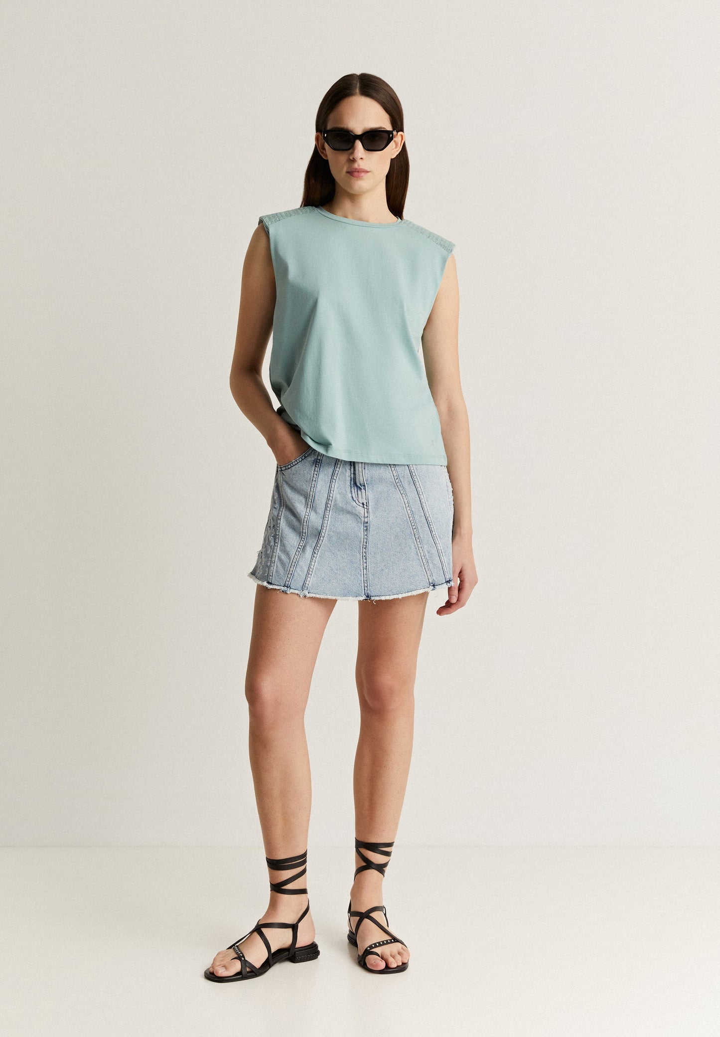 CAMISETA TIRANTE DETALLE HOMBRO