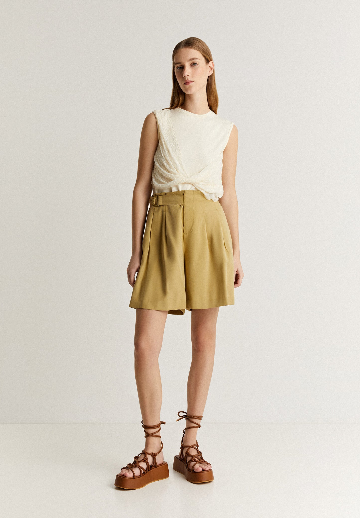 CAMISETA NUDO DETALLE EFECTO ARRUGADO