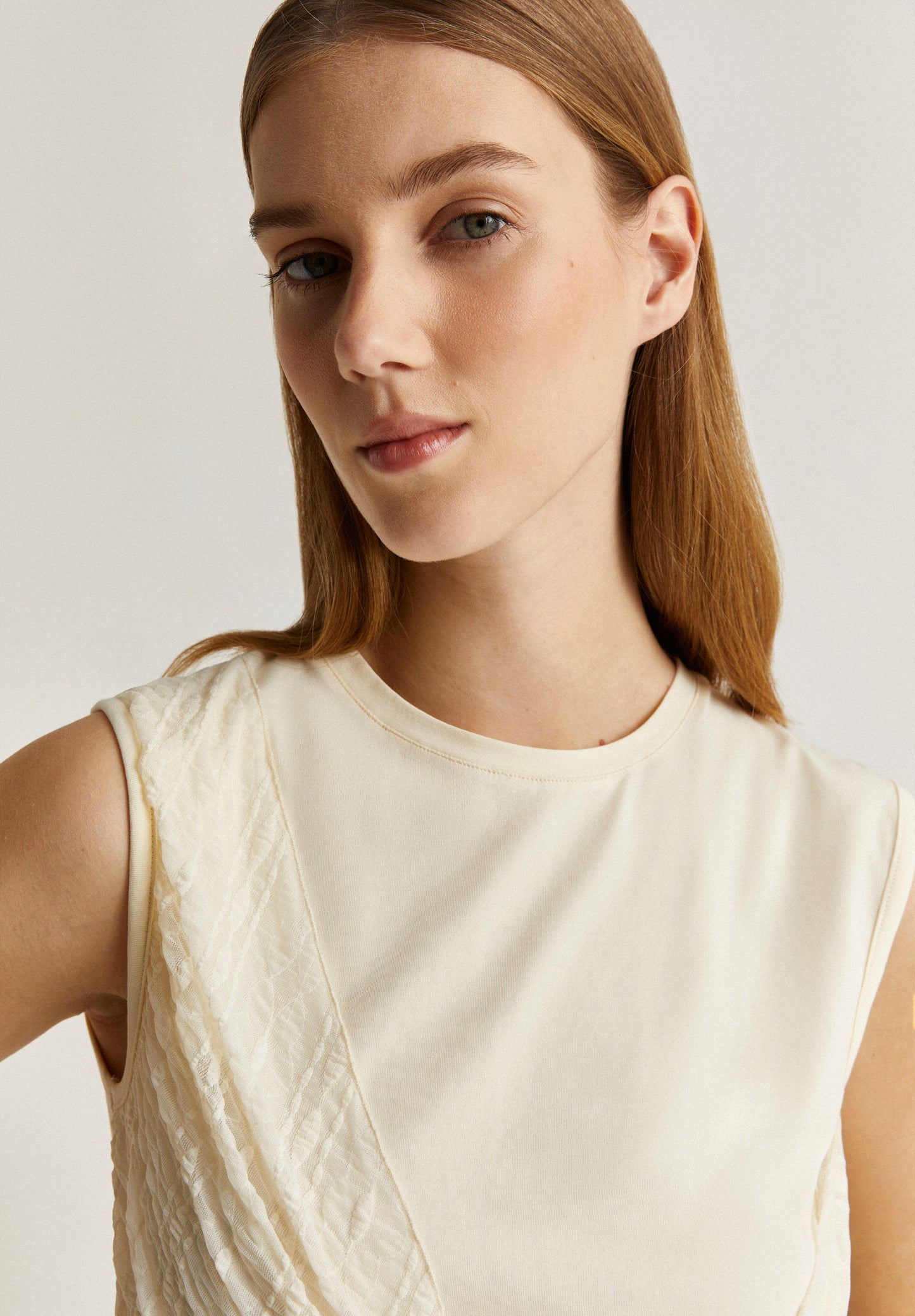 CAMISETA NUDO DETALLE EFECTO ARRUGADO