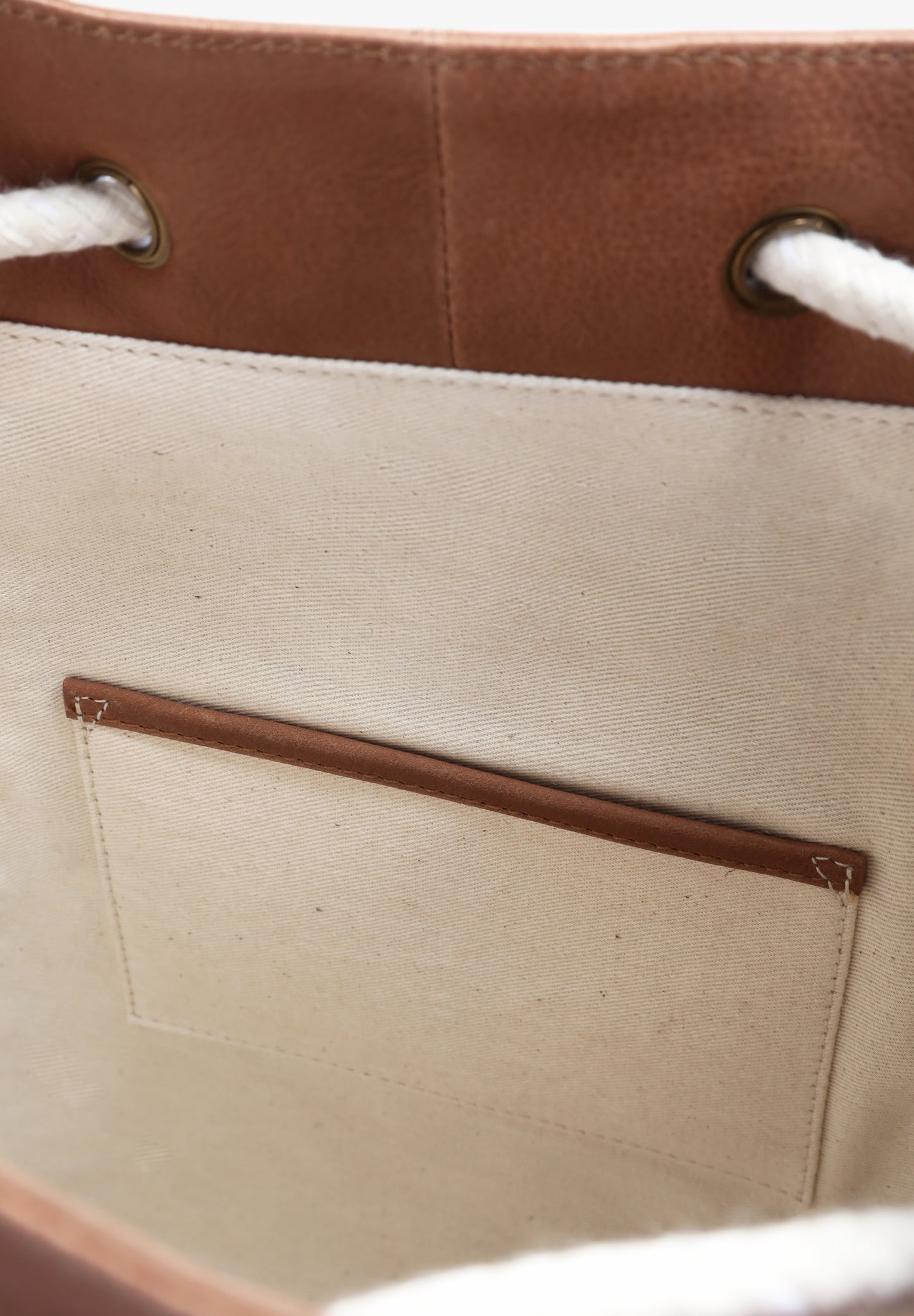 BOLSO SACO PIEL DETALLE CORDÓN