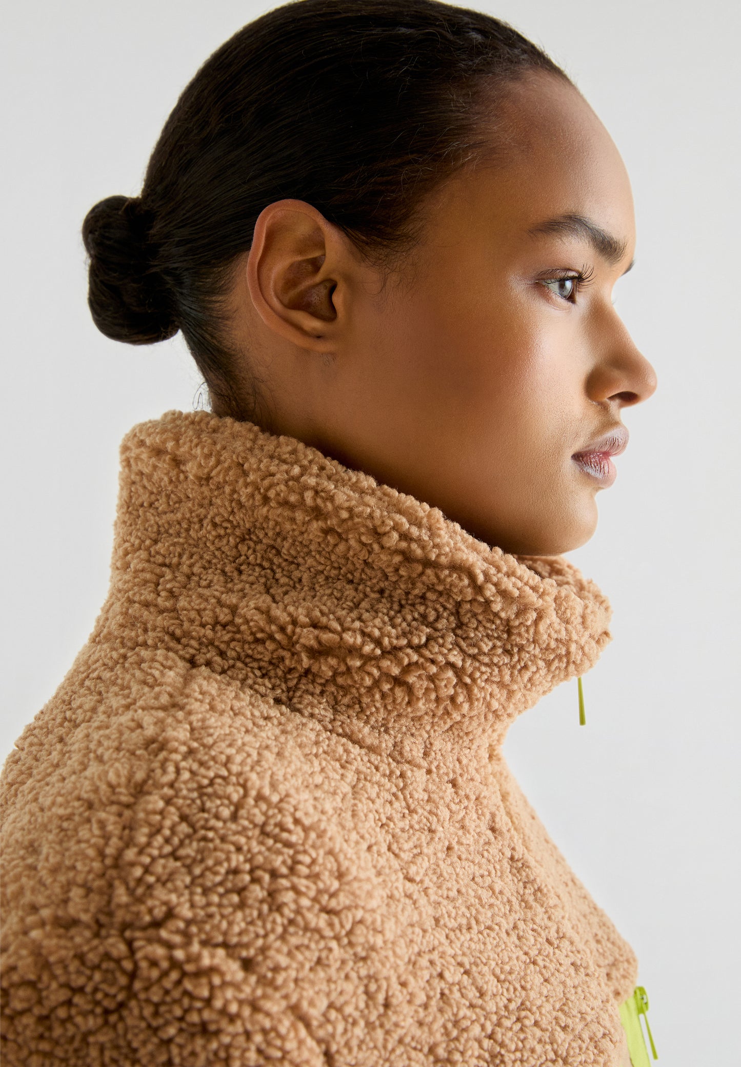 ABRIGO ACOLCHADO POLAR DETALLE FLUOR