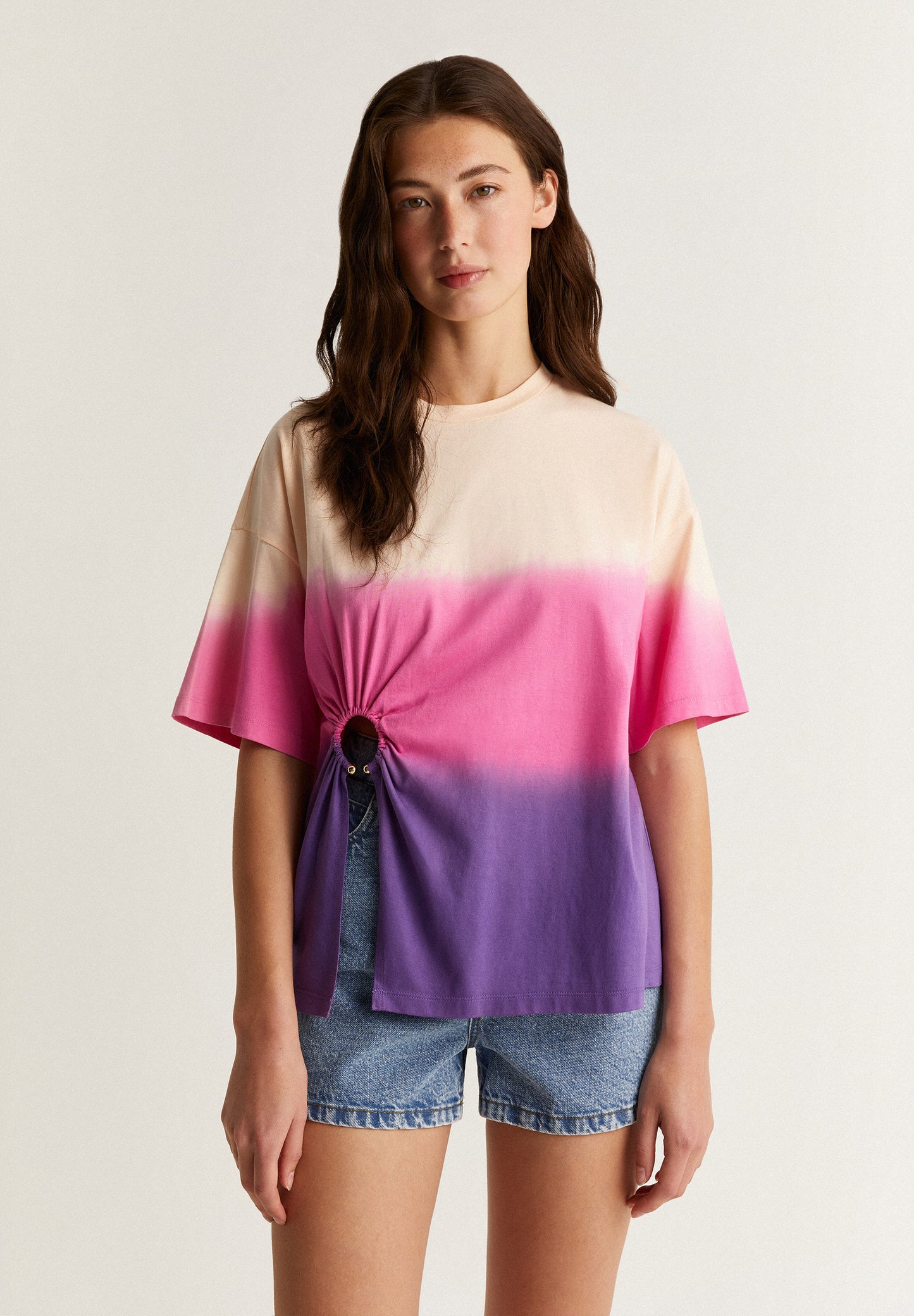 CAMISETA DETALLE OJAL FRONTAL