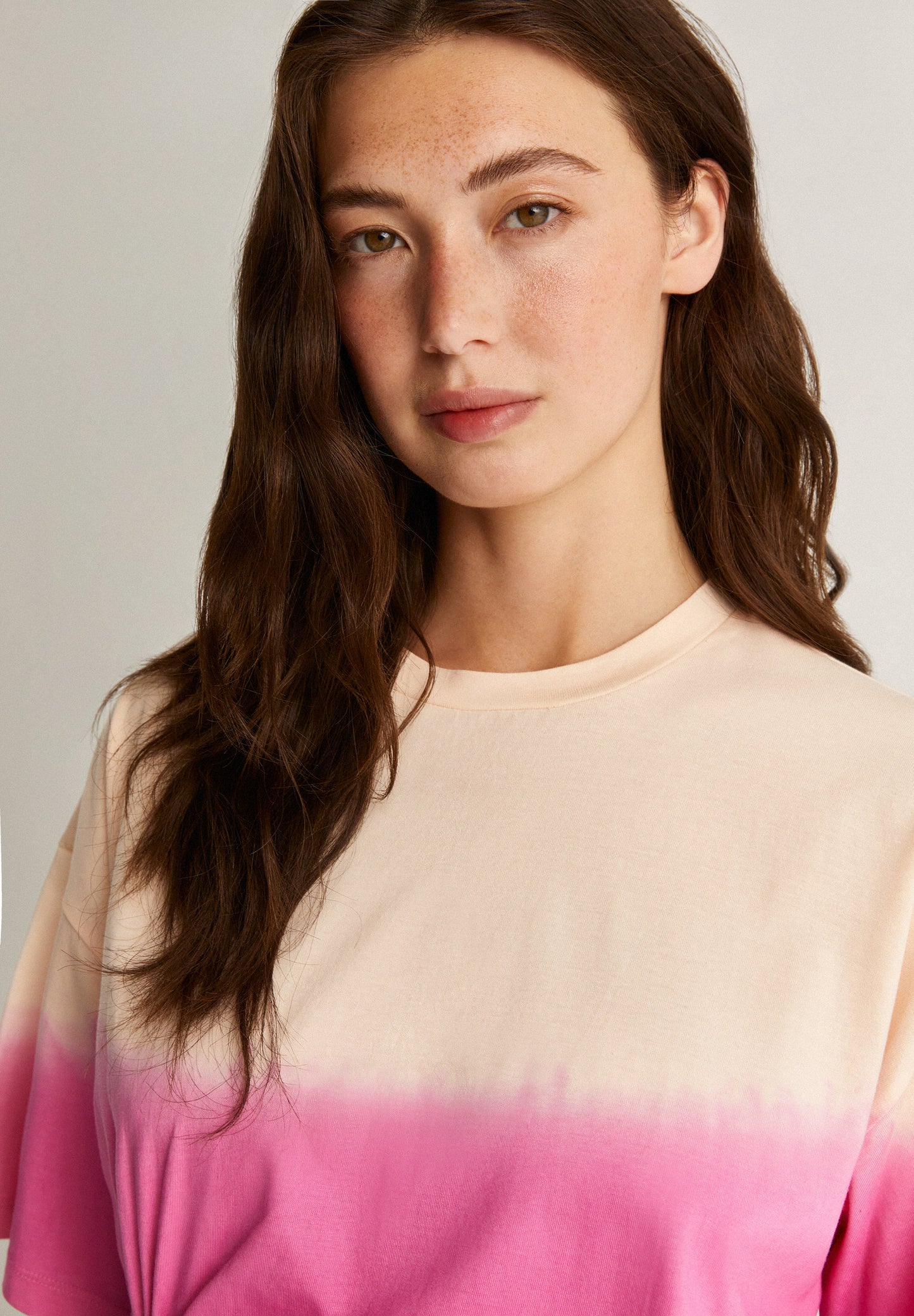 CAMISETA DETALLE OJAL FRONTAL