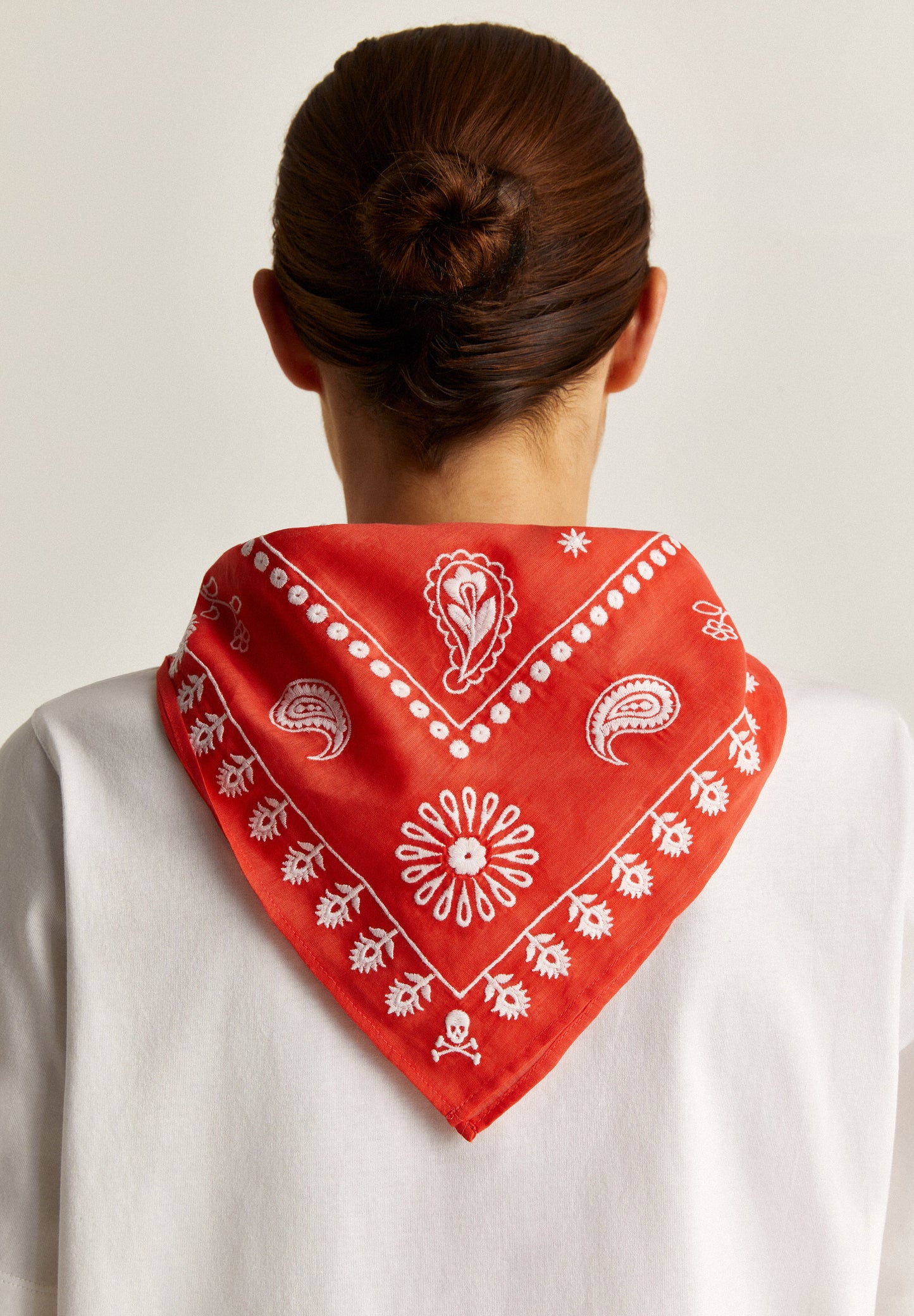 CAMISETA DETALLE PAÑUELO