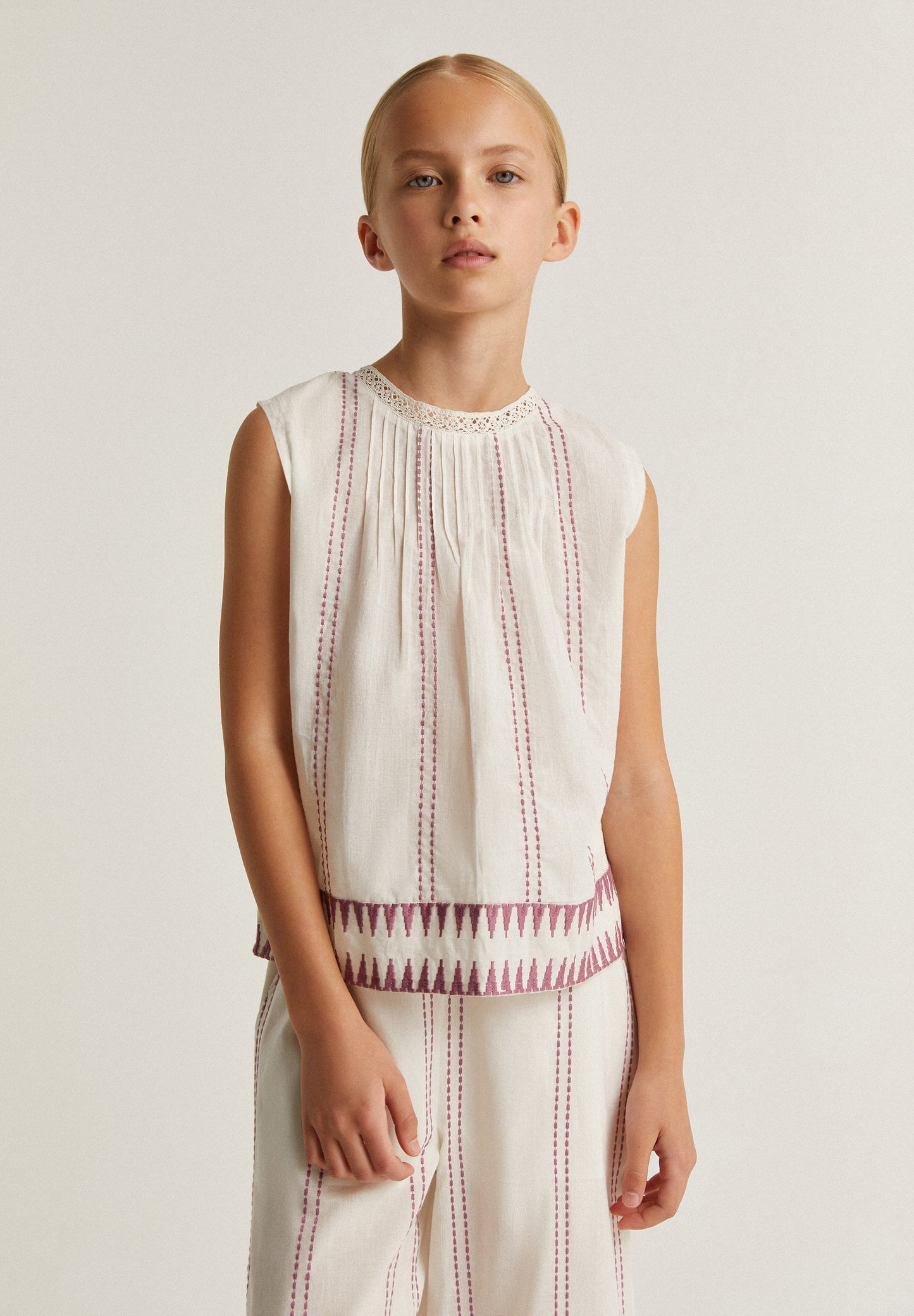 TOP DETALLE BORDADO CONTRASTE